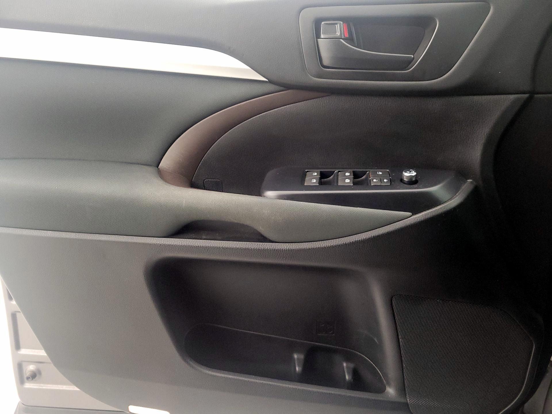 Thumbnail: 2019 Toyota Highlander - 12