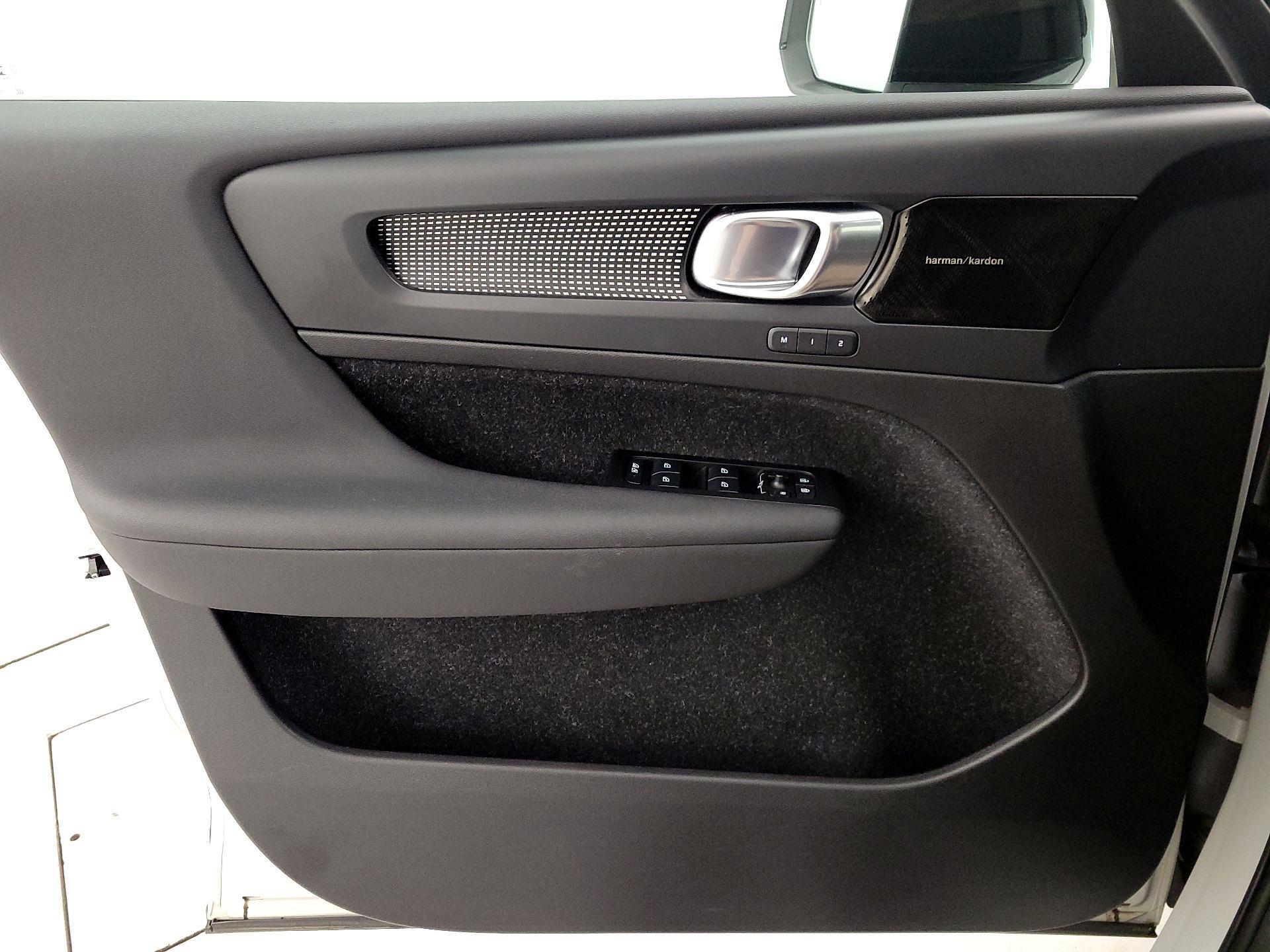 Thumbnail: 2021 Volvo XC40 - 12