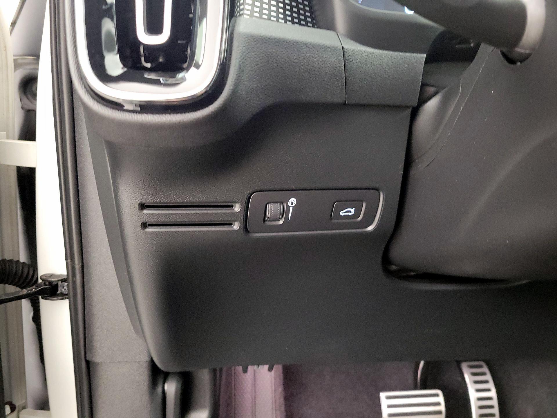 Thumbnail: 2021 Volvo XC40 - 13