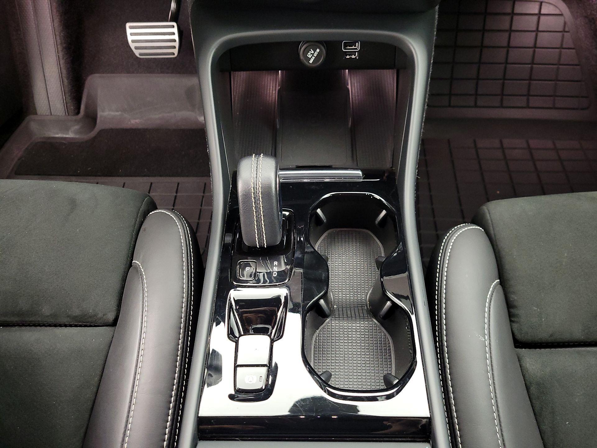 Thumbnail: 2021 Volvo XC40 - 17