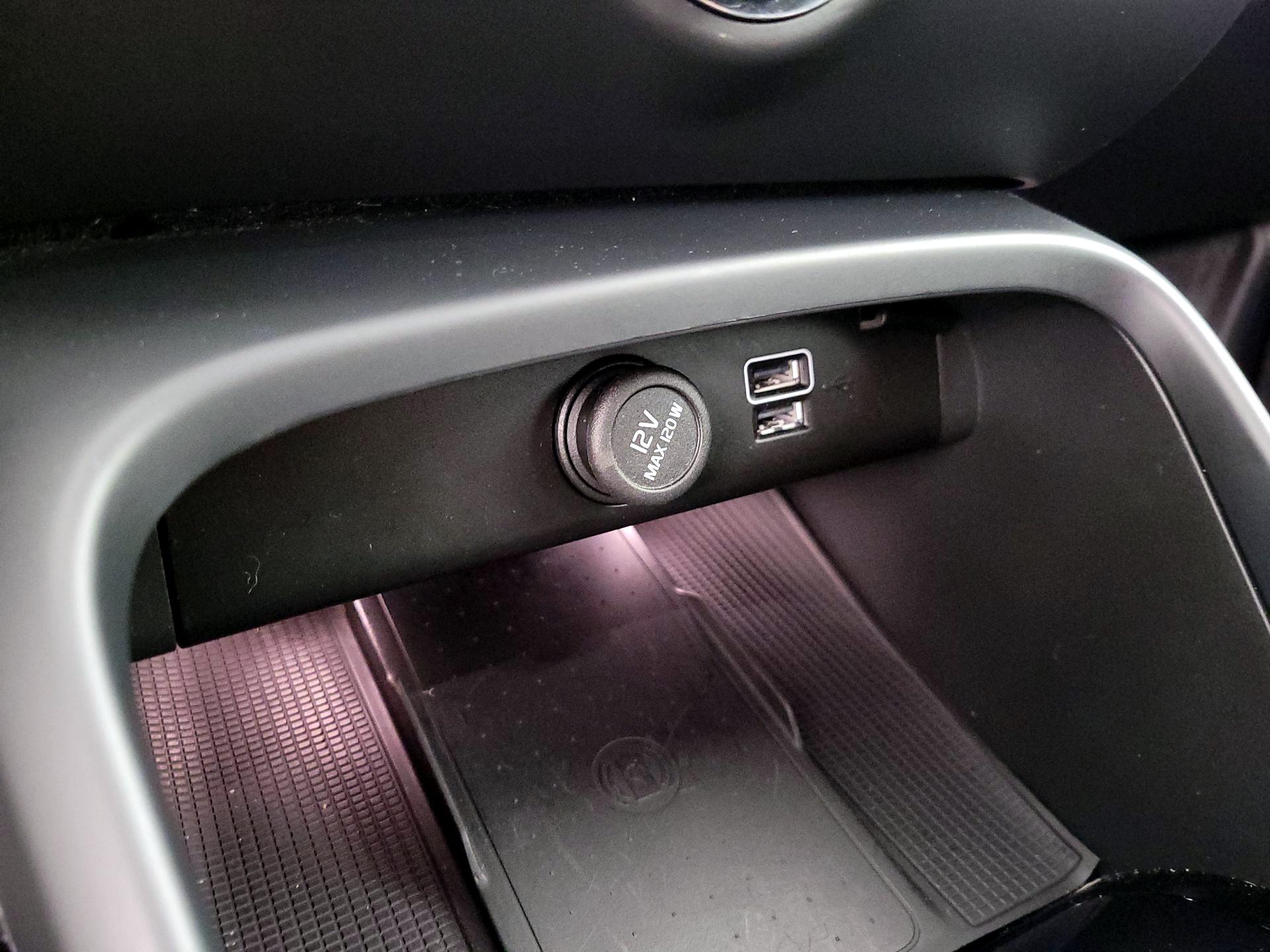 Thumbnail: 2021 Volvo XC40 - 18