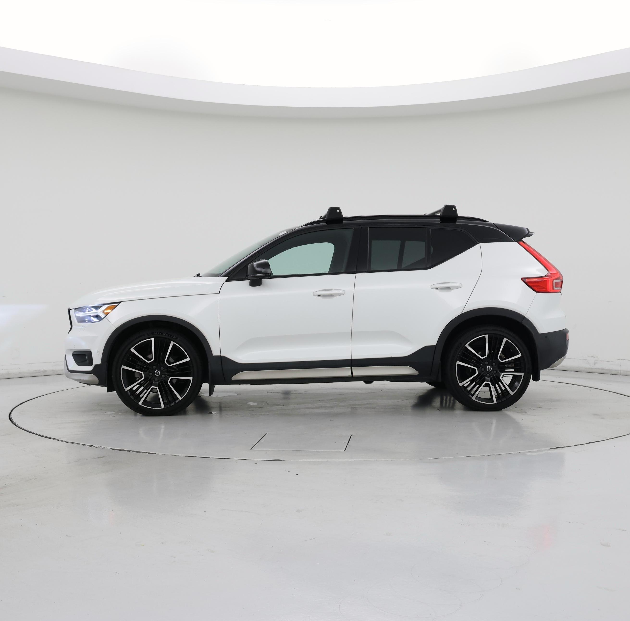 Thumbnail: 2021 Volvo XC40 - 3