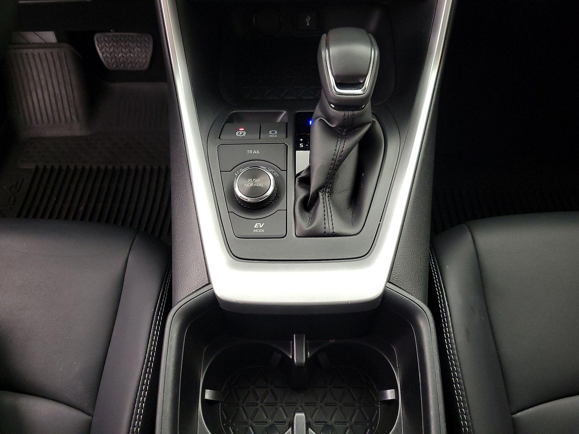 Thumbnail: 2022 Toyota RAV4 - 18