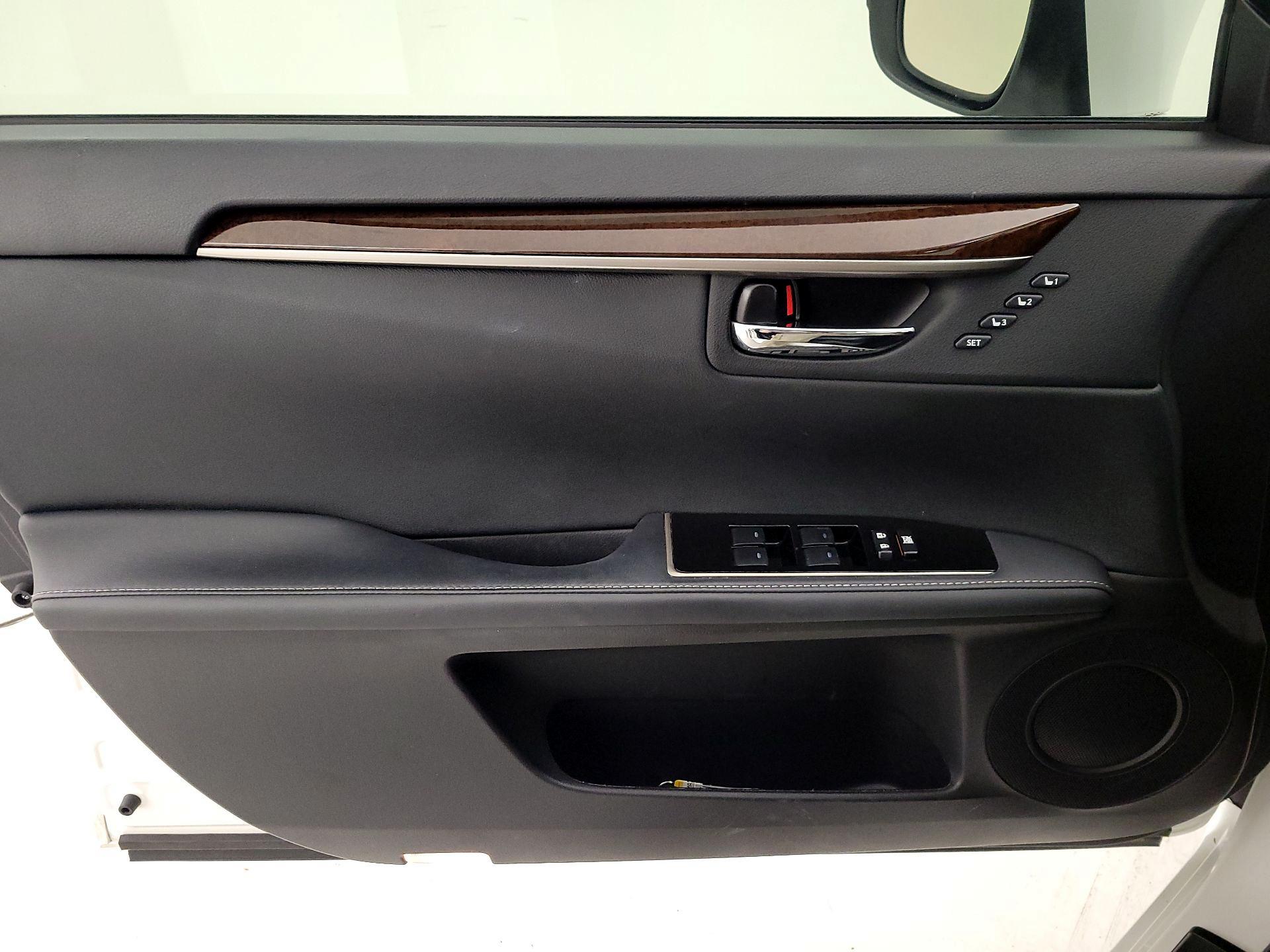 Thumbnail: 2018 Lexus ES - 12