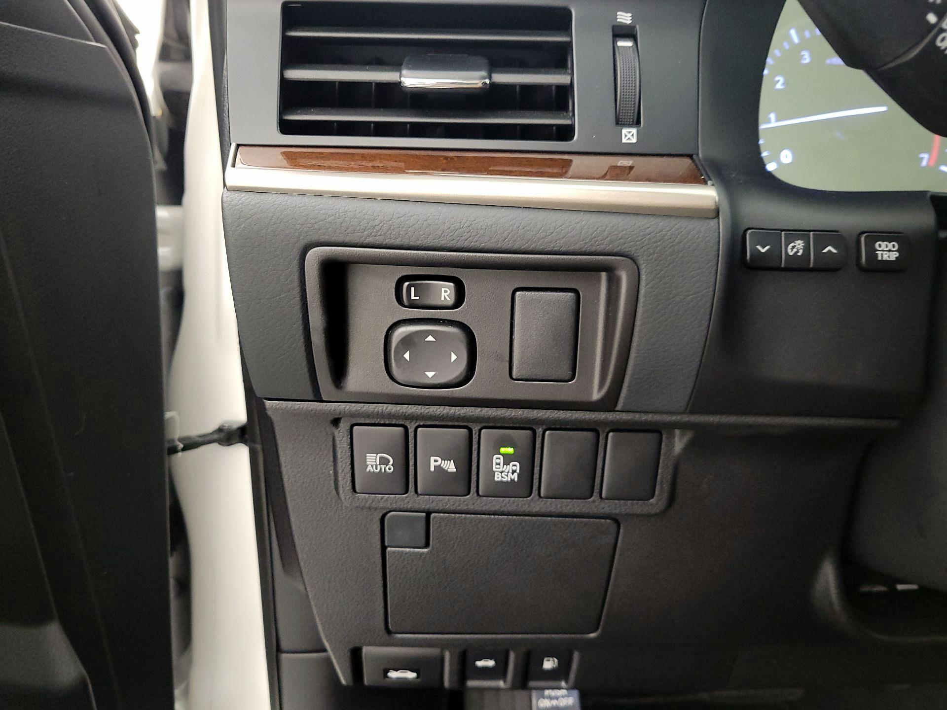 Thumbnail: 2018 Lexus ES - 13