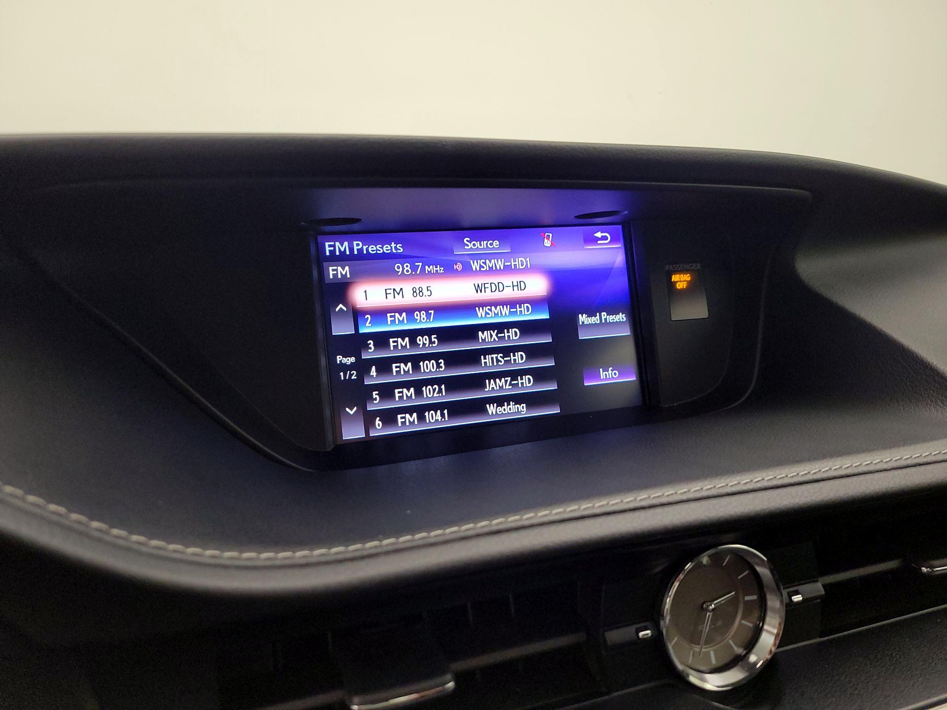 Thumbnail: 2018 Lexus ES - 16