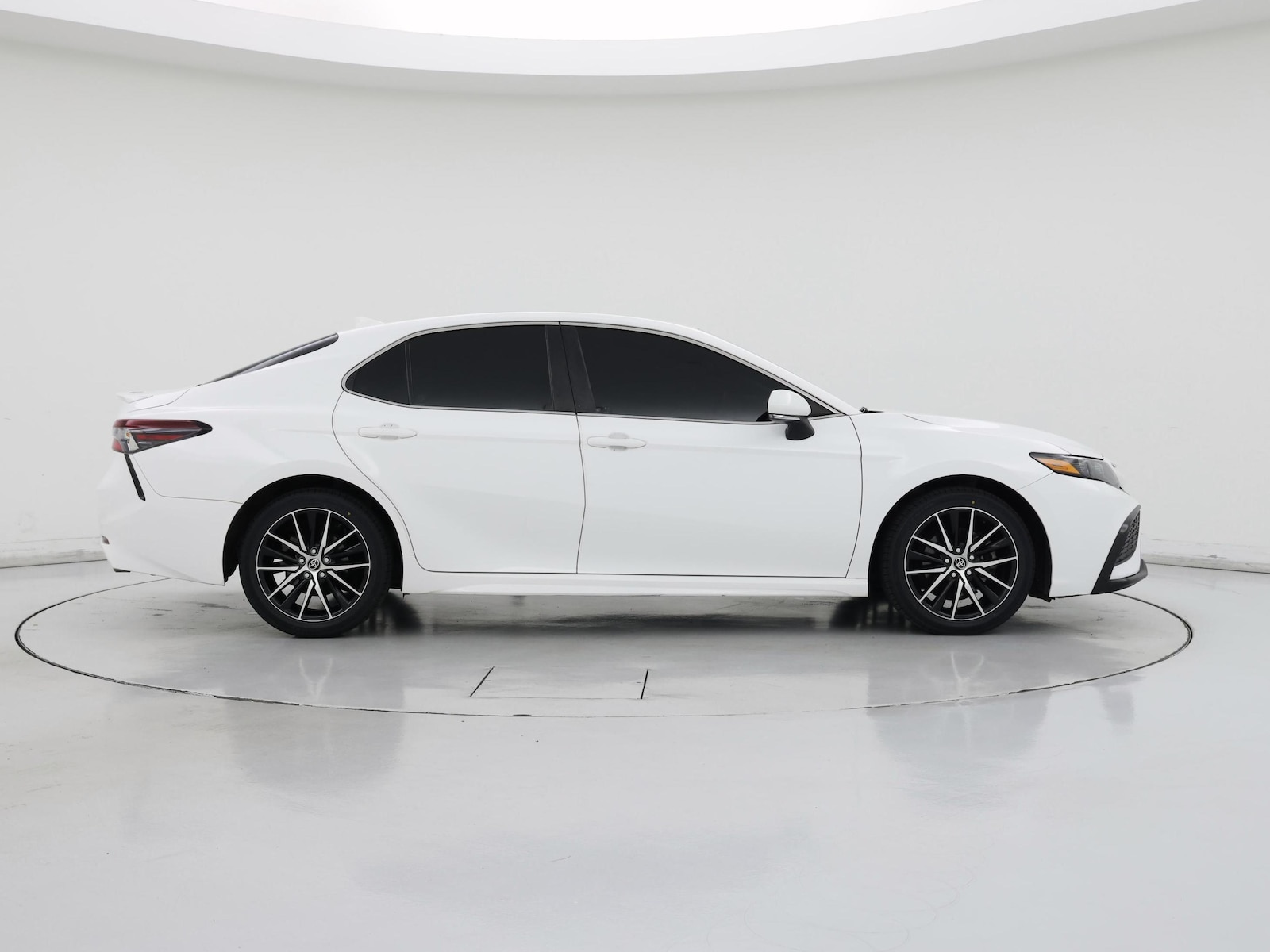 2021 Toyota Camry SE - Photo 8