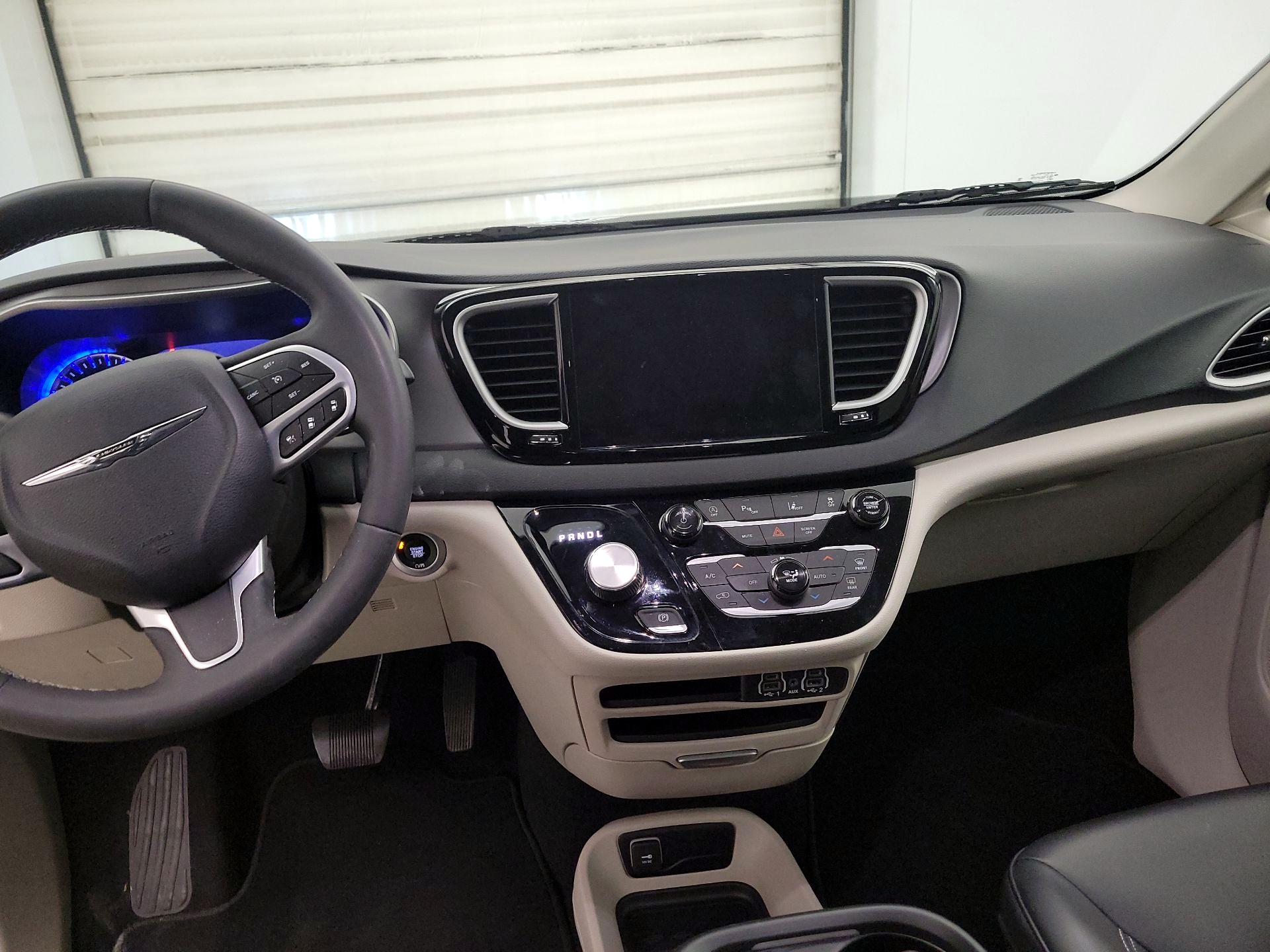 Thumbnail: 2023 Chrysler Pacifica - 9