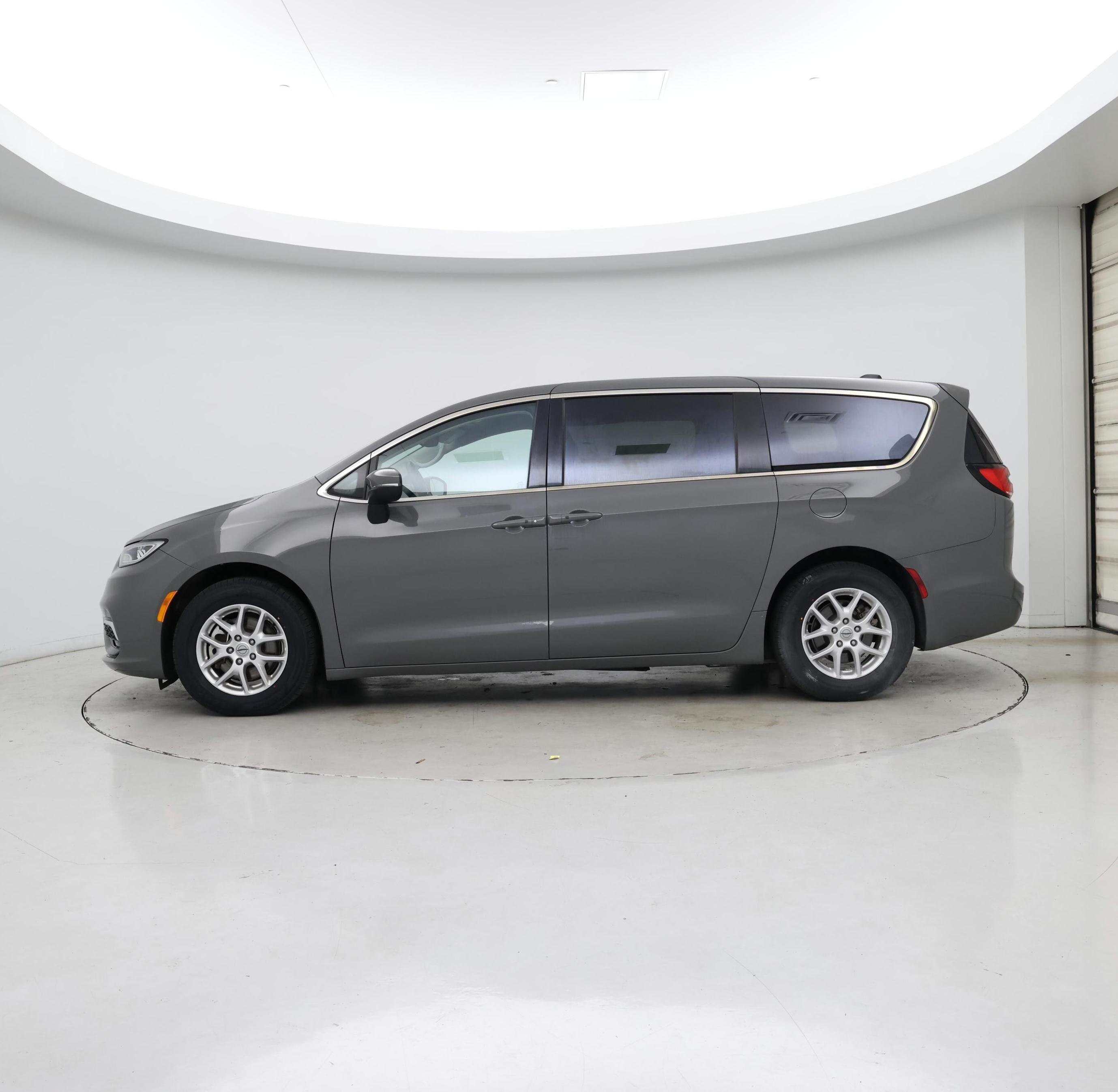 Thumbnail: 2023 Chrysler Pacifica - 3