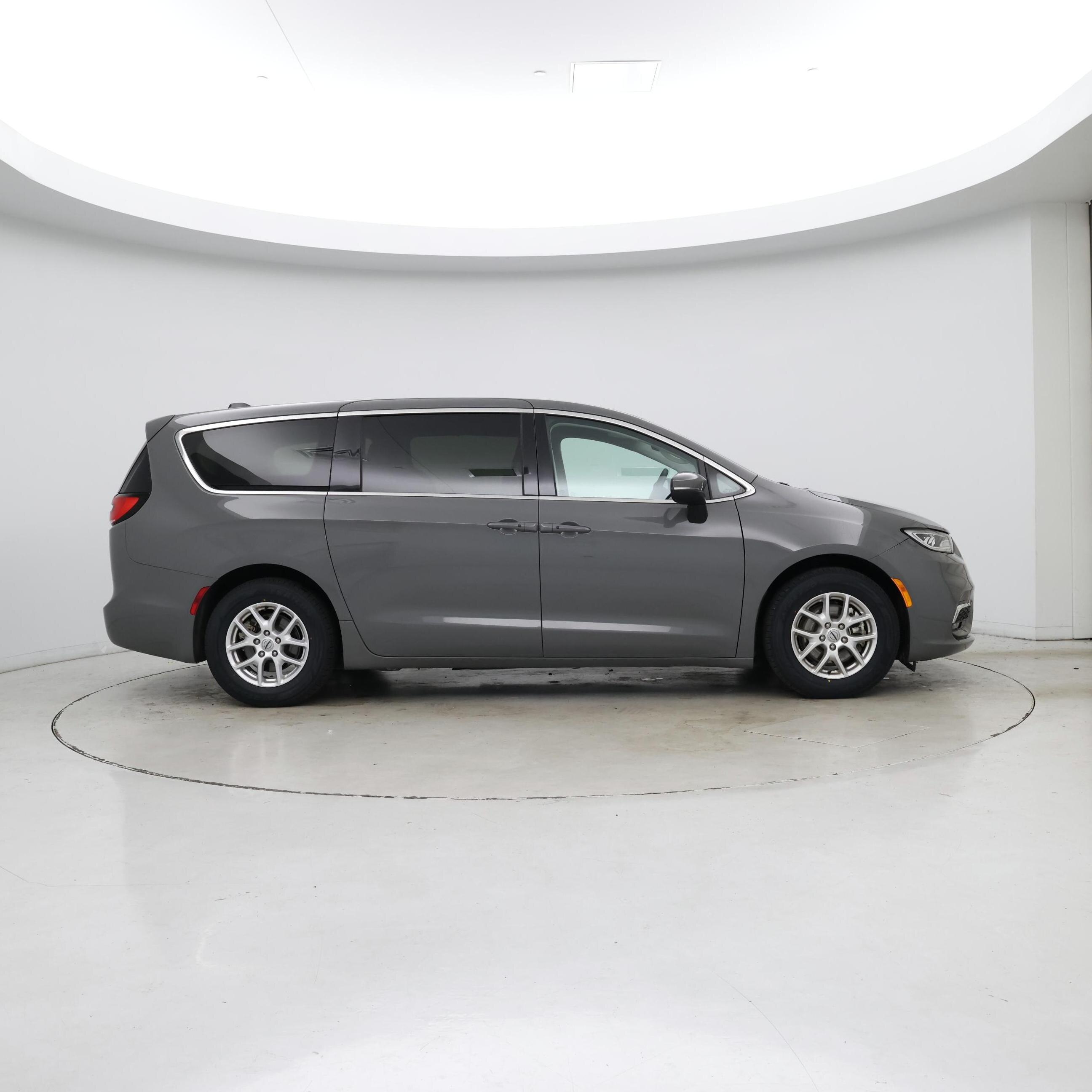 Thumbnail: 2023 Chrysler Pacifica - 7