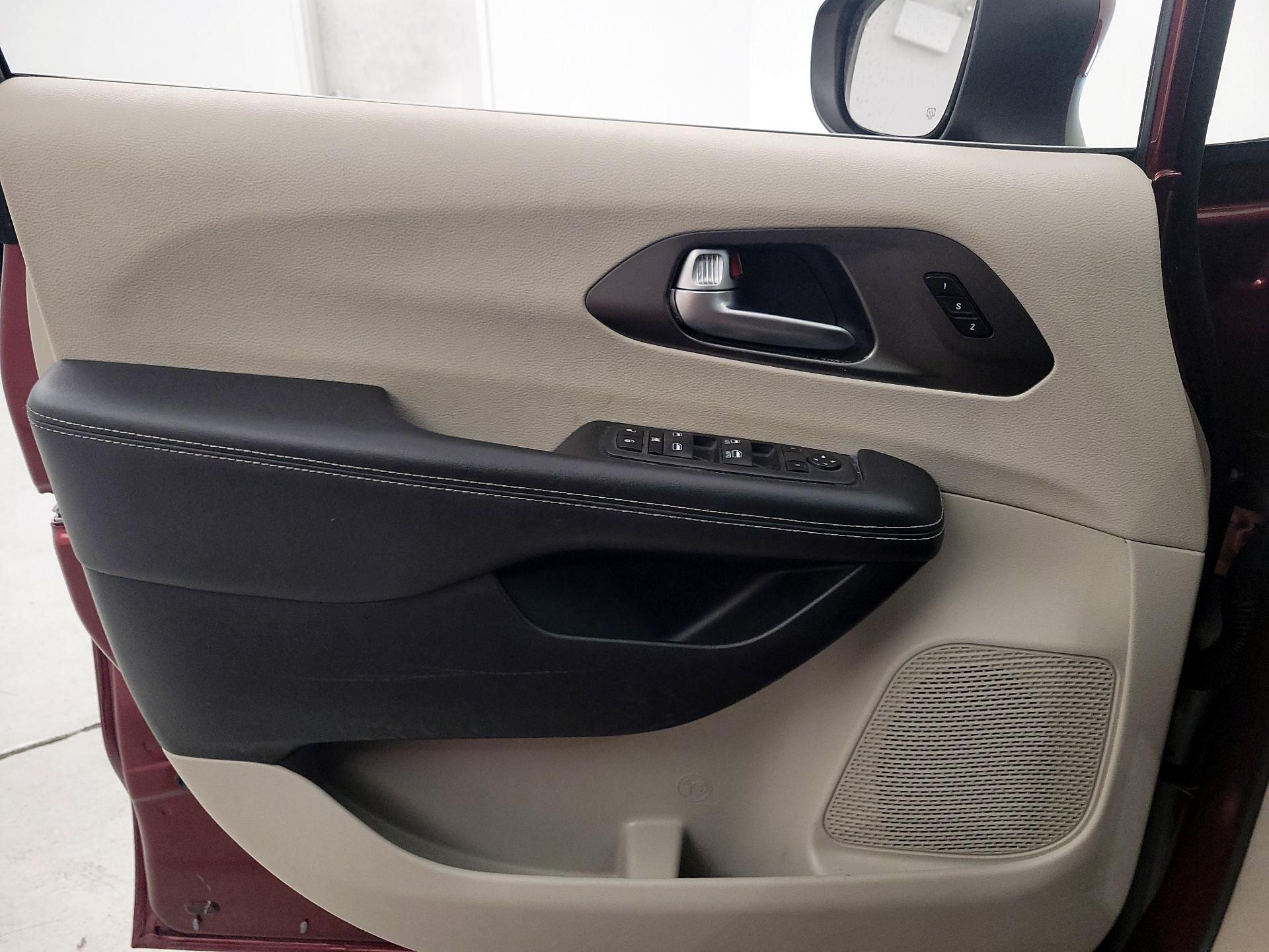 Thumbnail: 2023 Chrysler Pacifica - 12