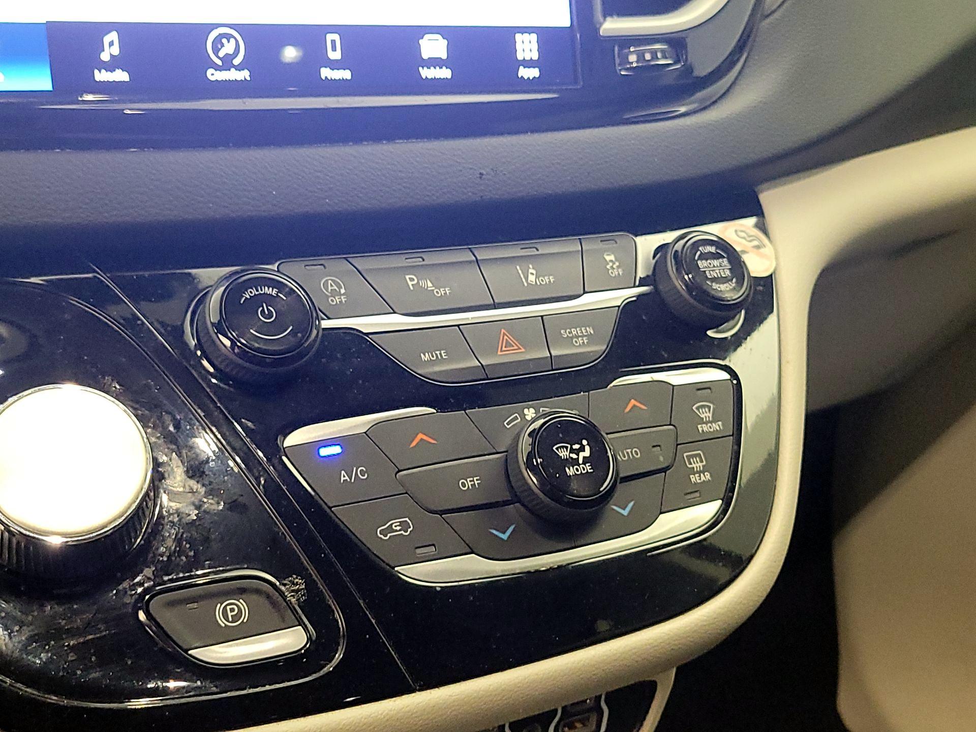 Thumbnail: 2023 Chrysler Pacifica - 16