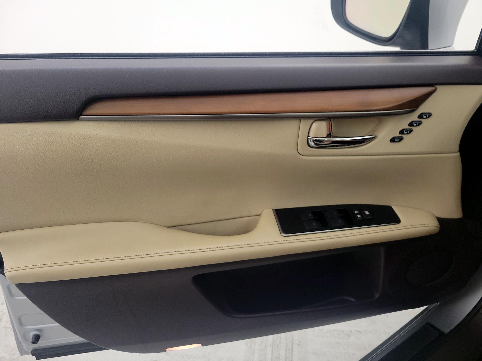Thumbnail: 2017 Lexus ES - 12