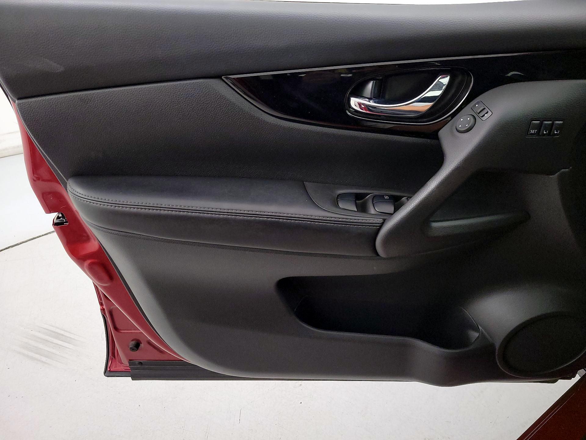 Thumbnail: 2021 Nissan Rogue Sport - 12