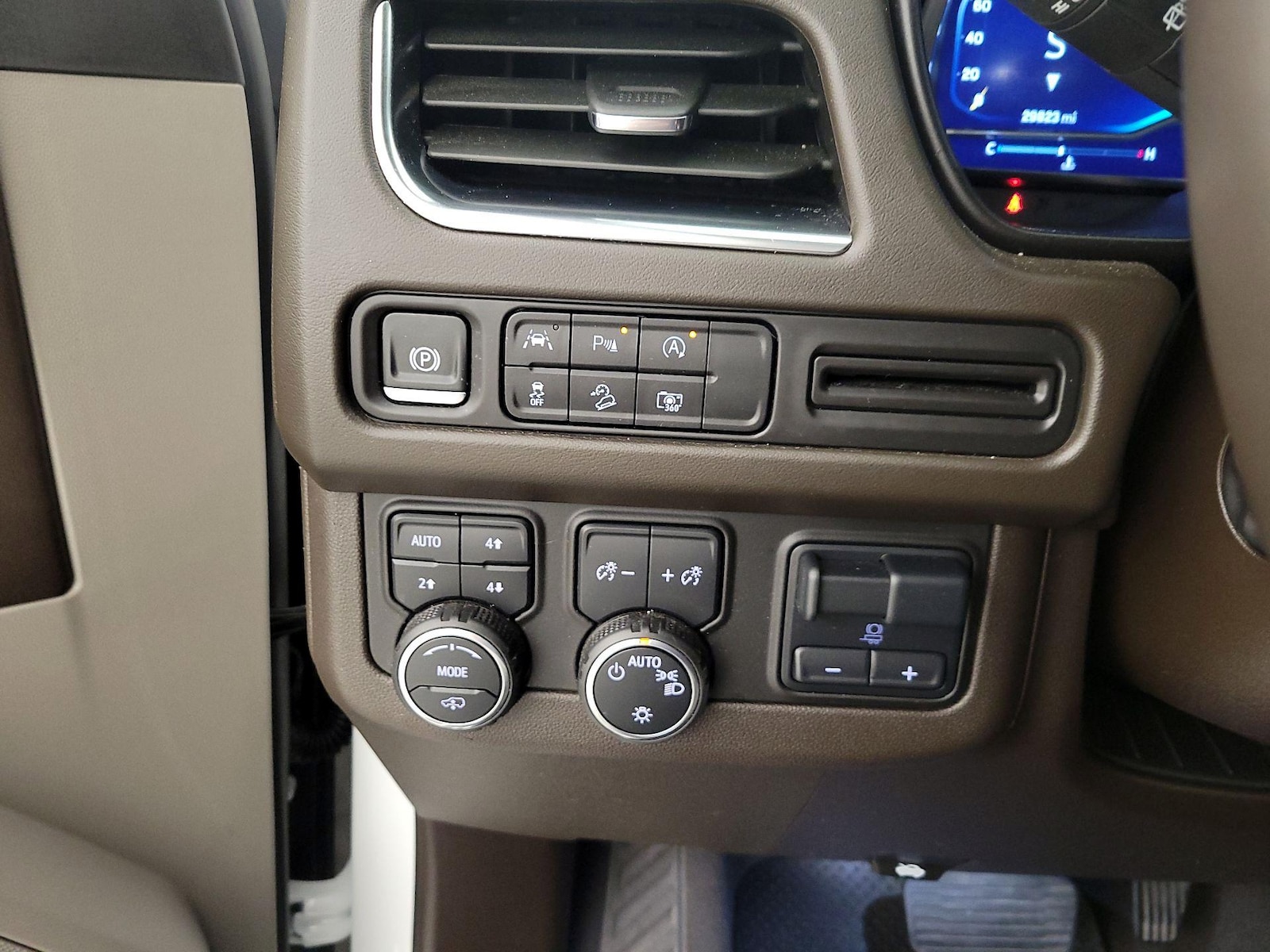2024 Chevrolet Suburban Z71 - Photo 14