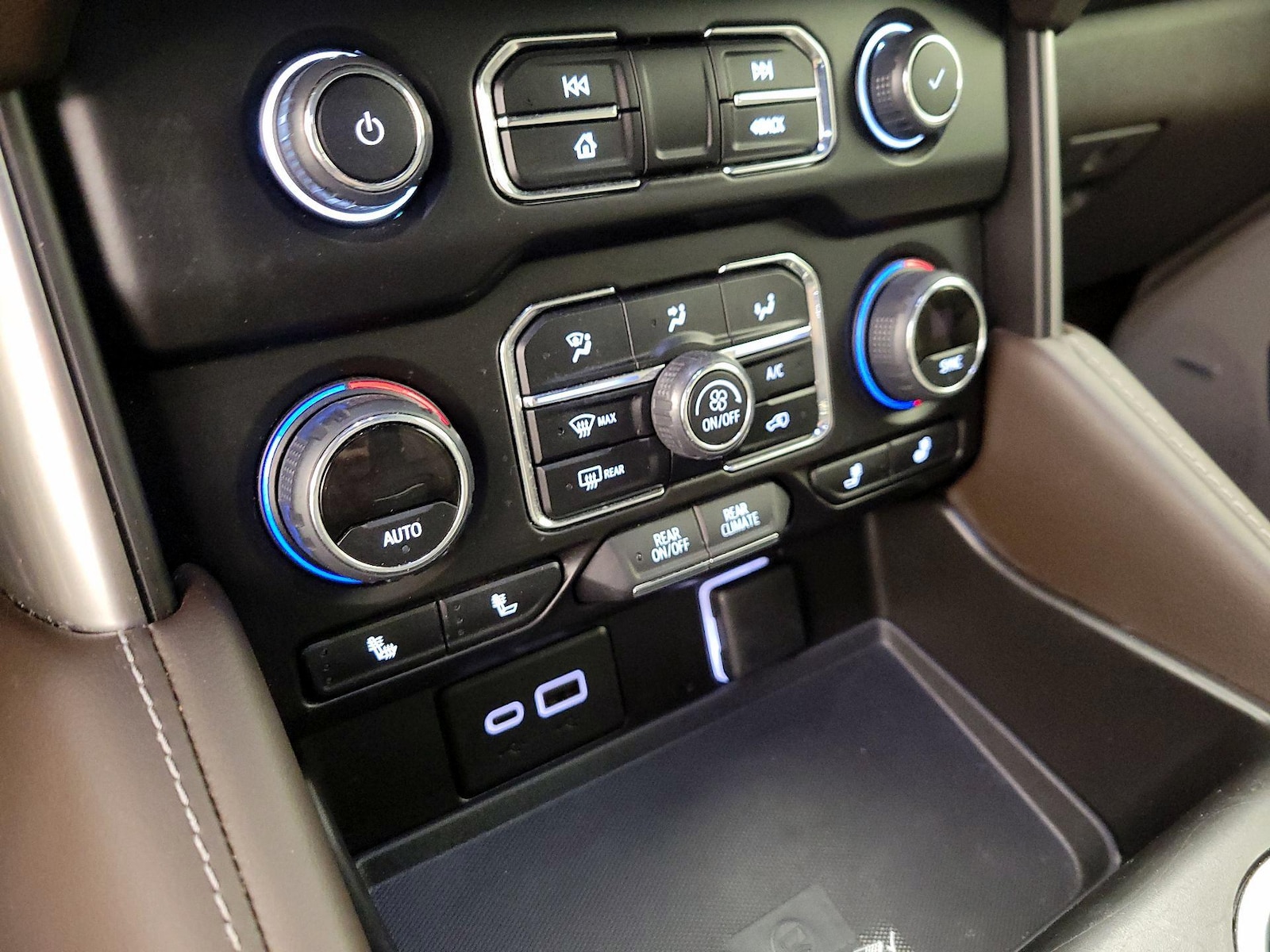 2024 Chevrolet Suburban Z71 - Photo 17