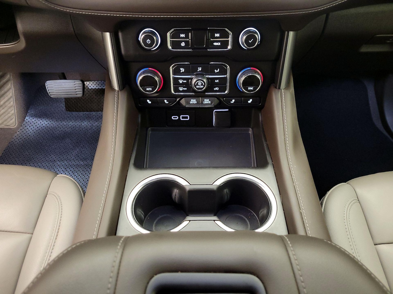 2024 Chevrolet Suburban Z71 - Photo 18