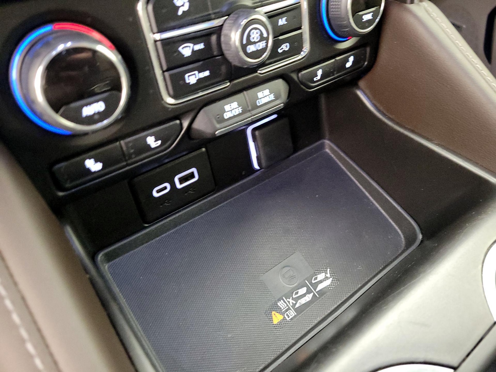 2024 Chevrolet Suburban Z71 - Photo 19