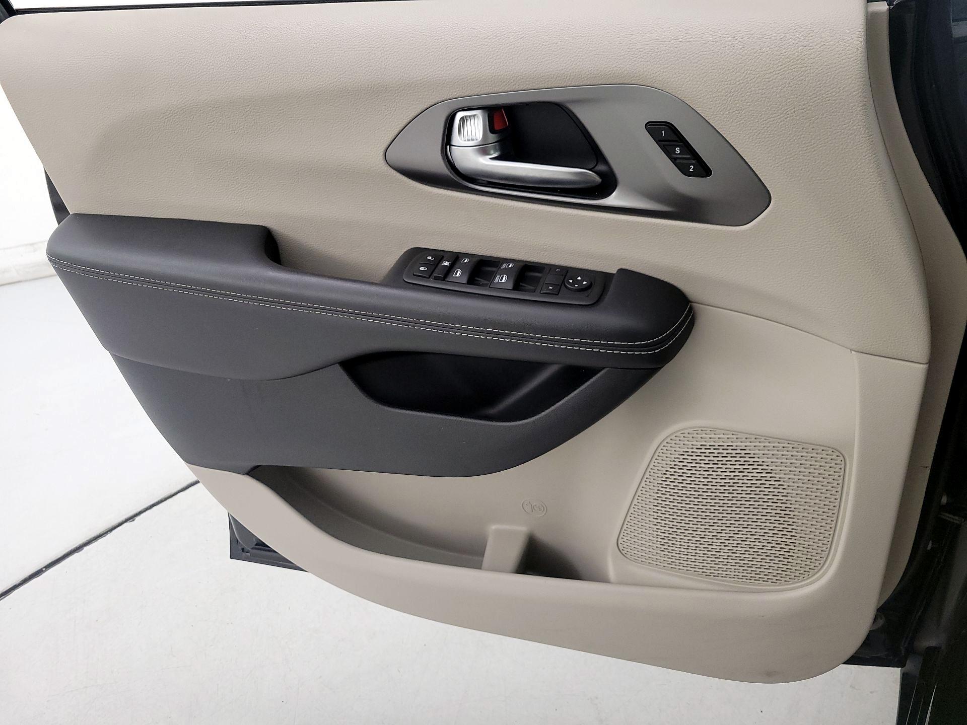 Thumbnail: 2023 Chrysler Pacifica - 12