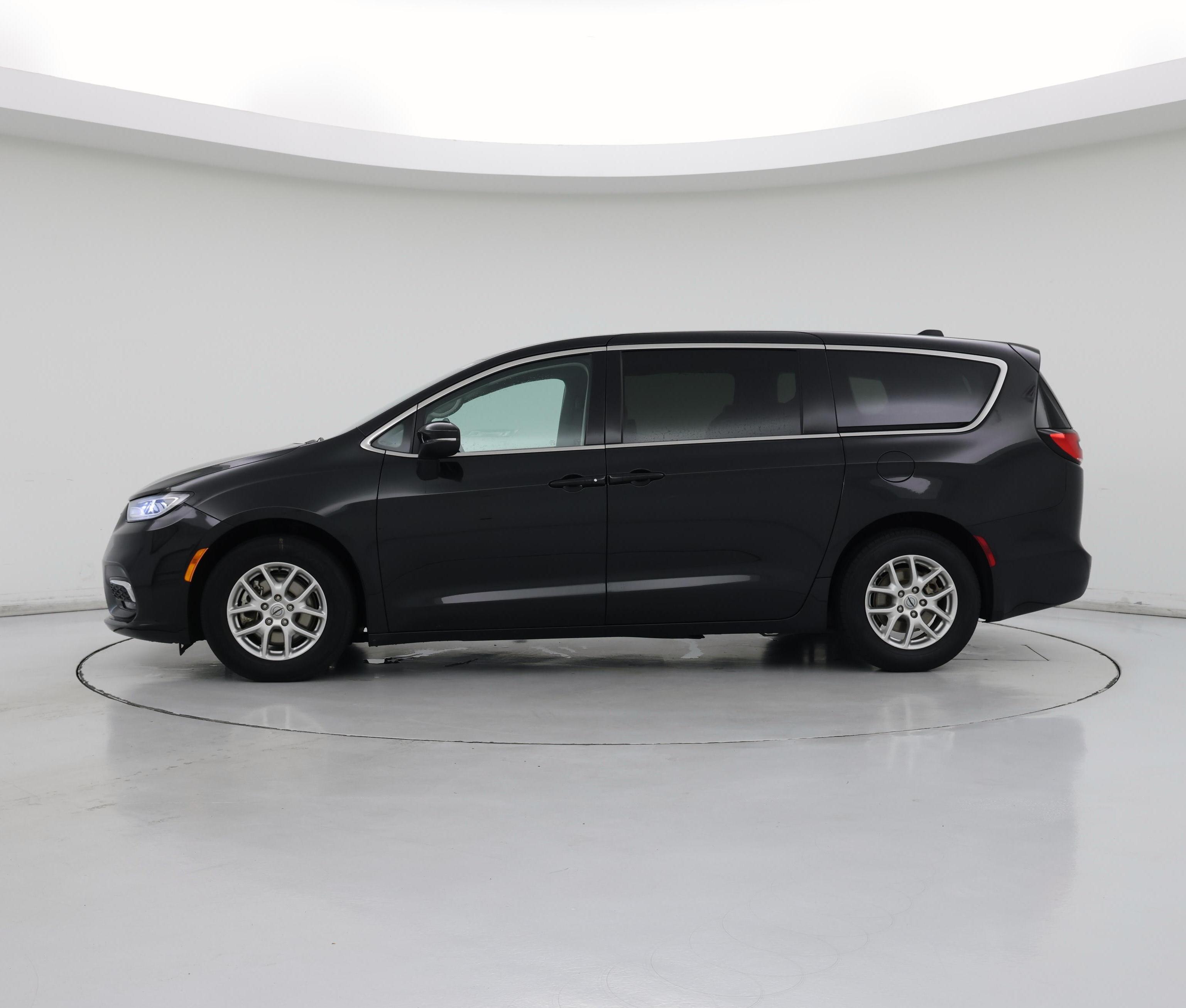 Thumbnail: 2023 Chrysler Pacifica - 3