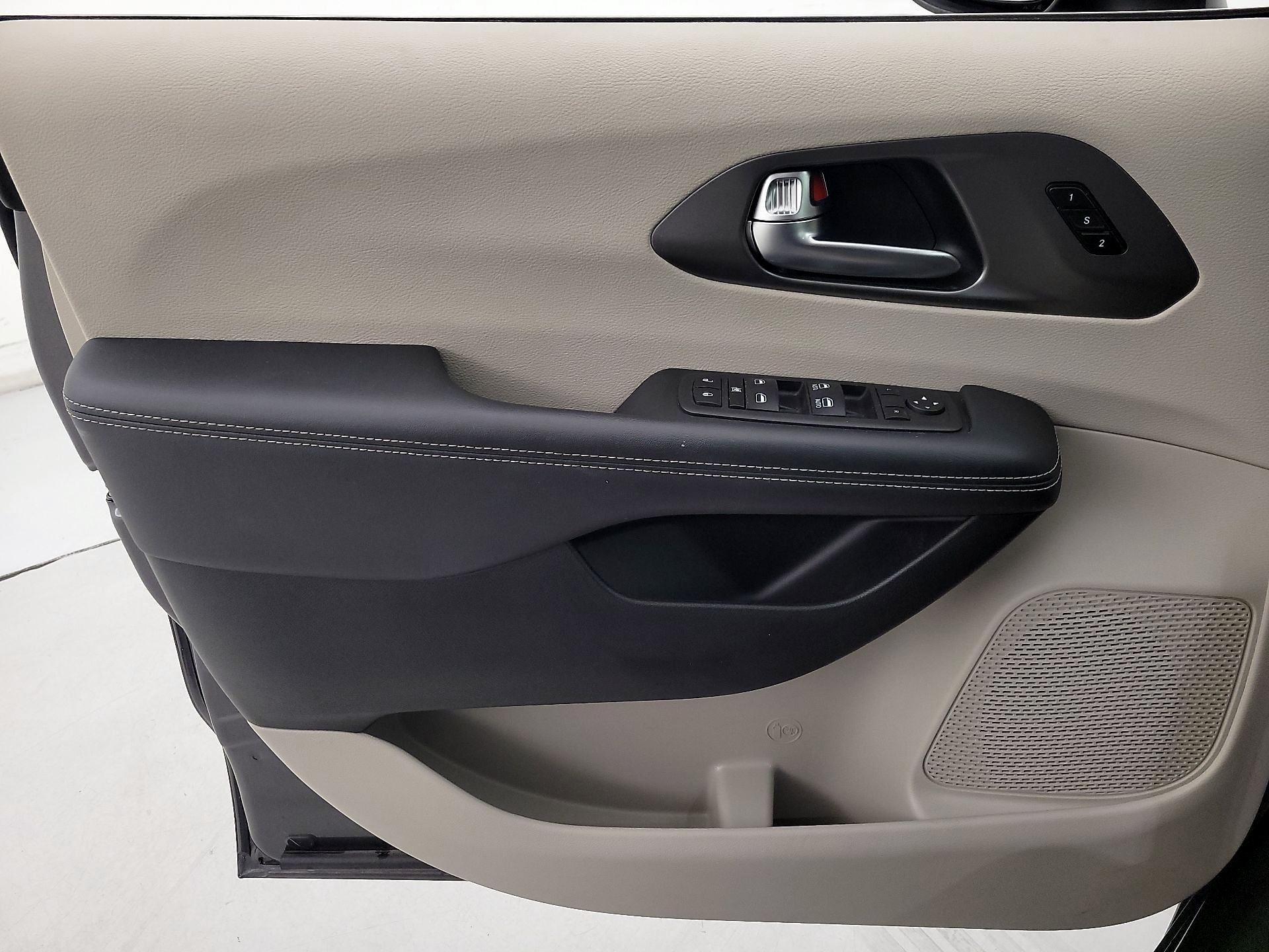 Thumbnail: 2023 Chrysler Pacifica - 12