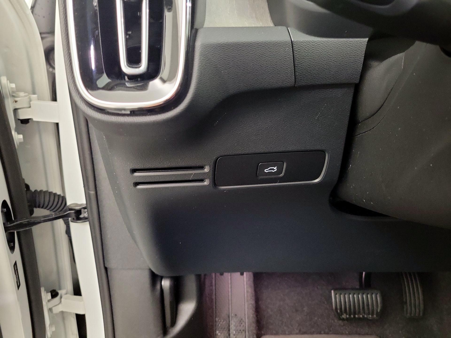 Thumbnail: 2024 Volvo XC40 - 11