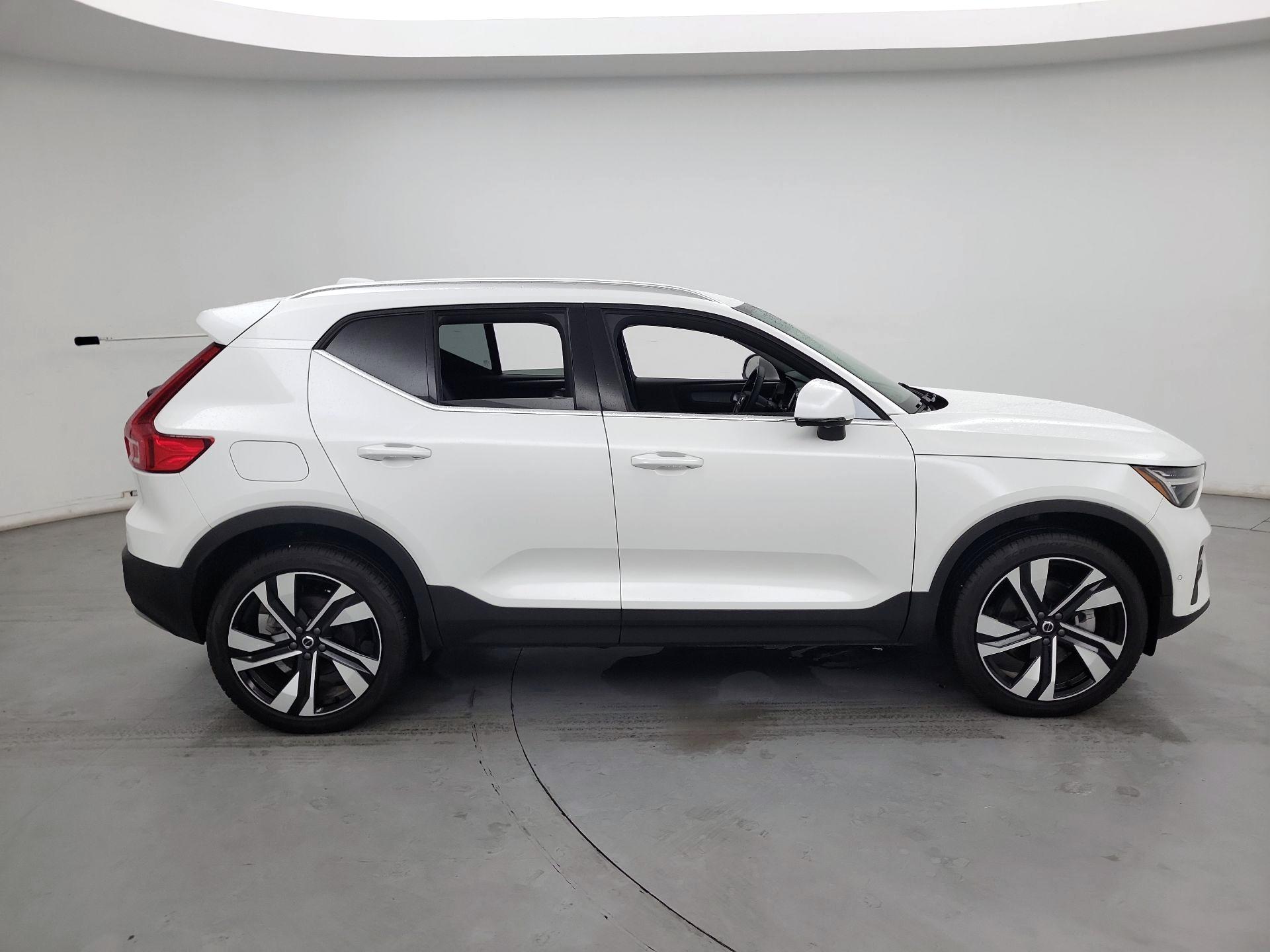 Thumbnail: 2024 Volvo XC40 - 4