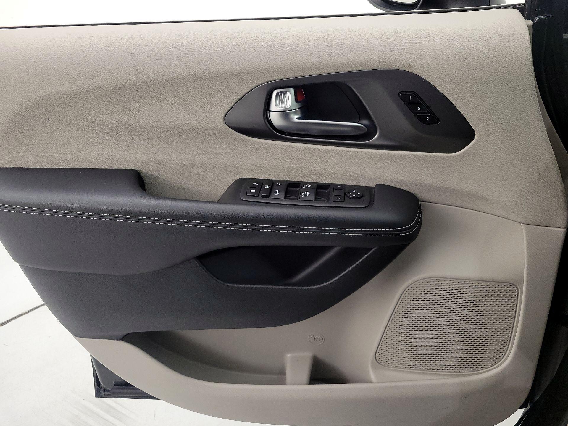 Thumbnail: 2023 Chrysler Pacifica - 12