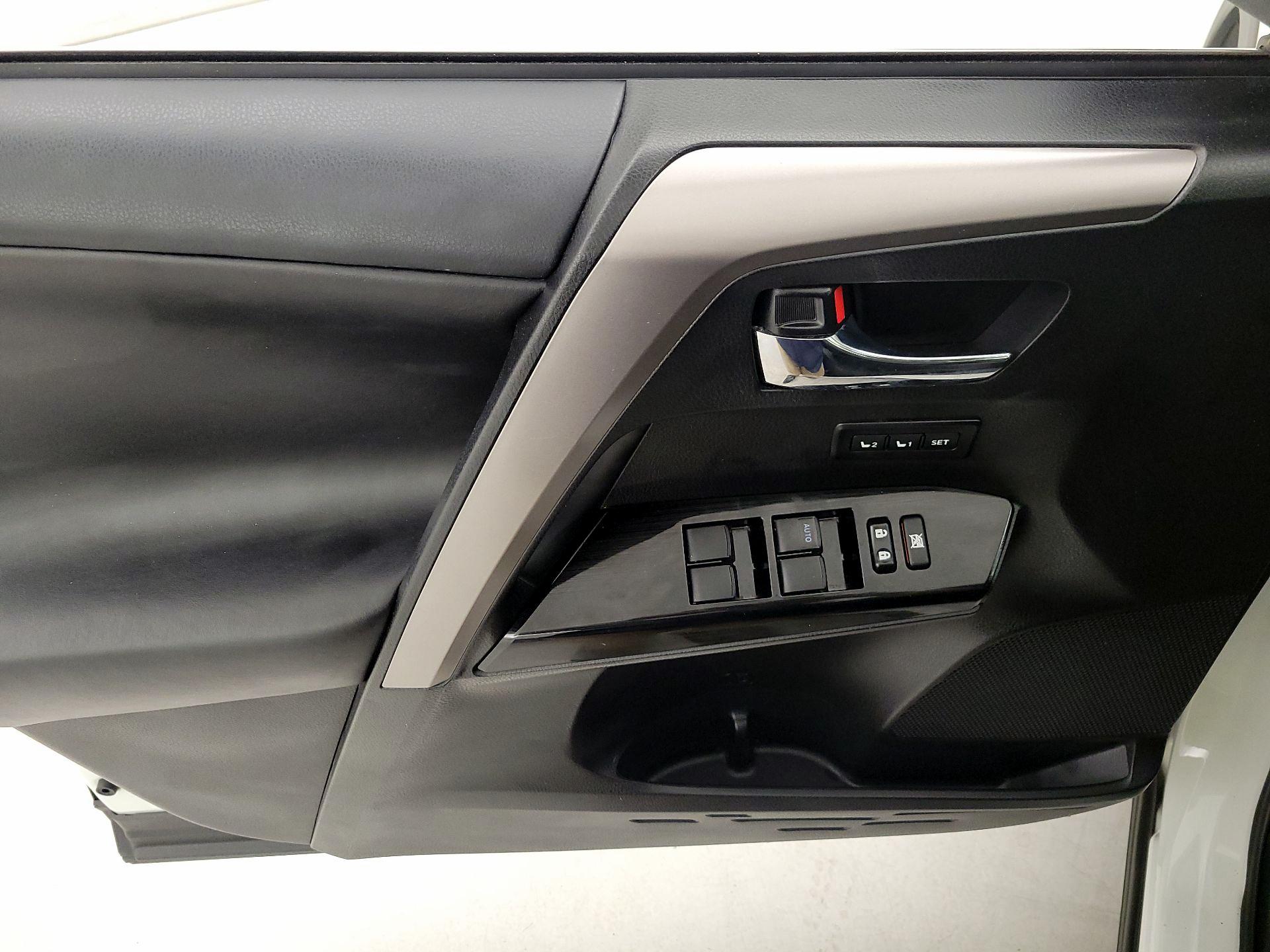 Thumbnail: 2018 Toyota RAV4 - 12