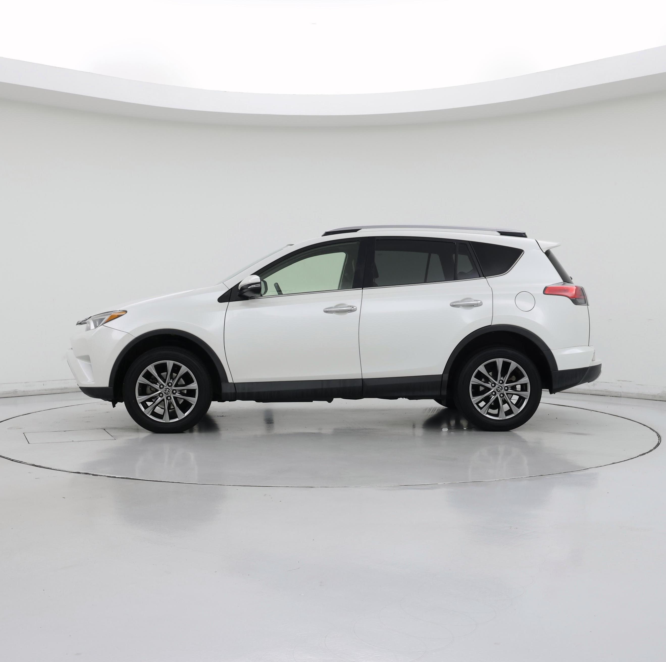 Thumbnail: 2018 Toyota RAV4 - 3