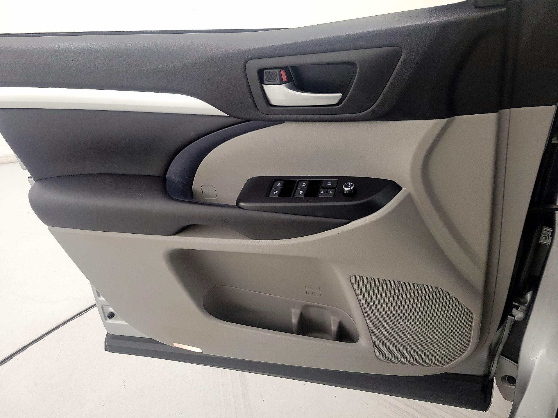 Thumbnail: 2016 Toyota Highlander - 12