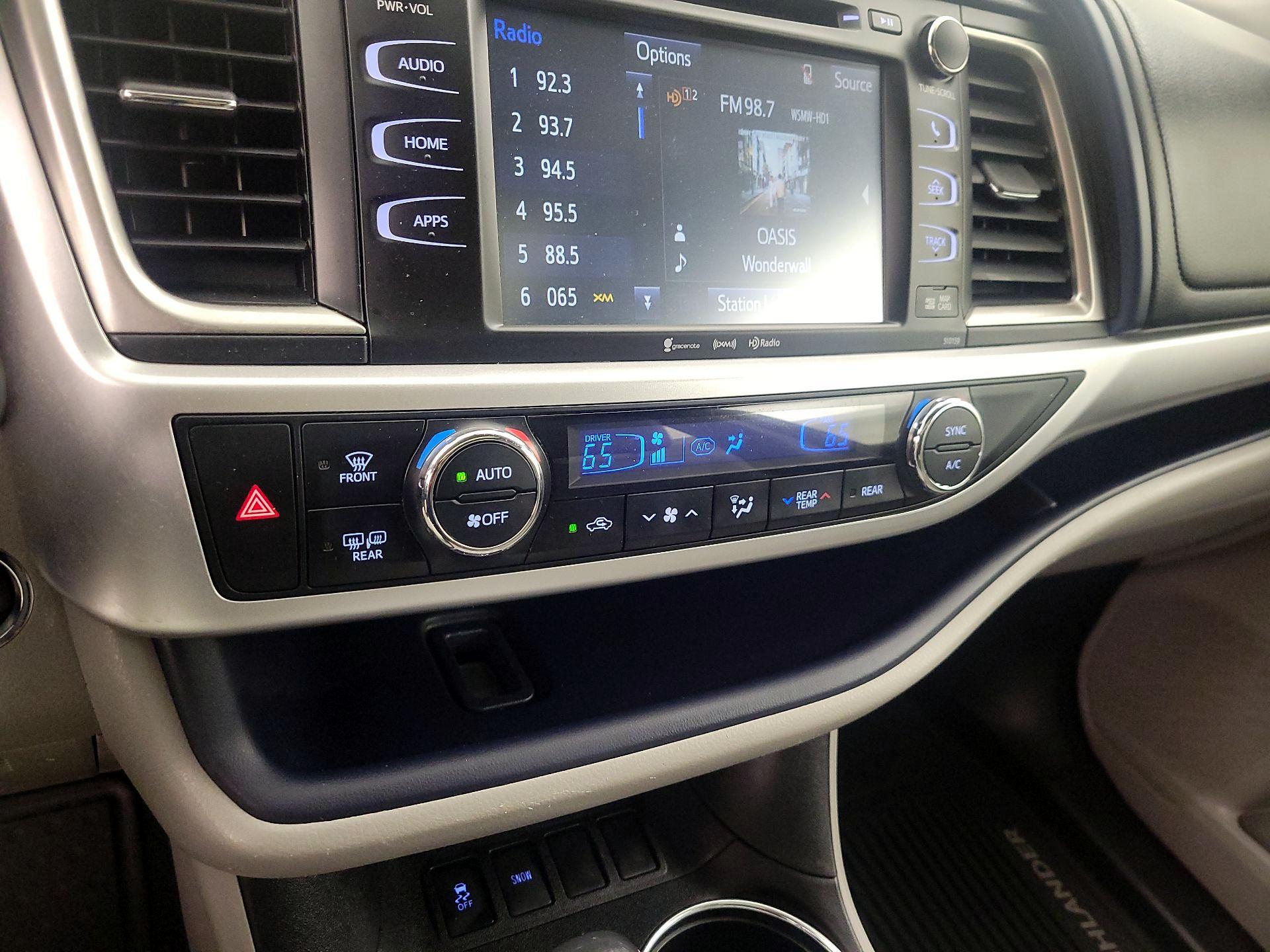 Thumbnail: 2016 Toyota Highlander - 16