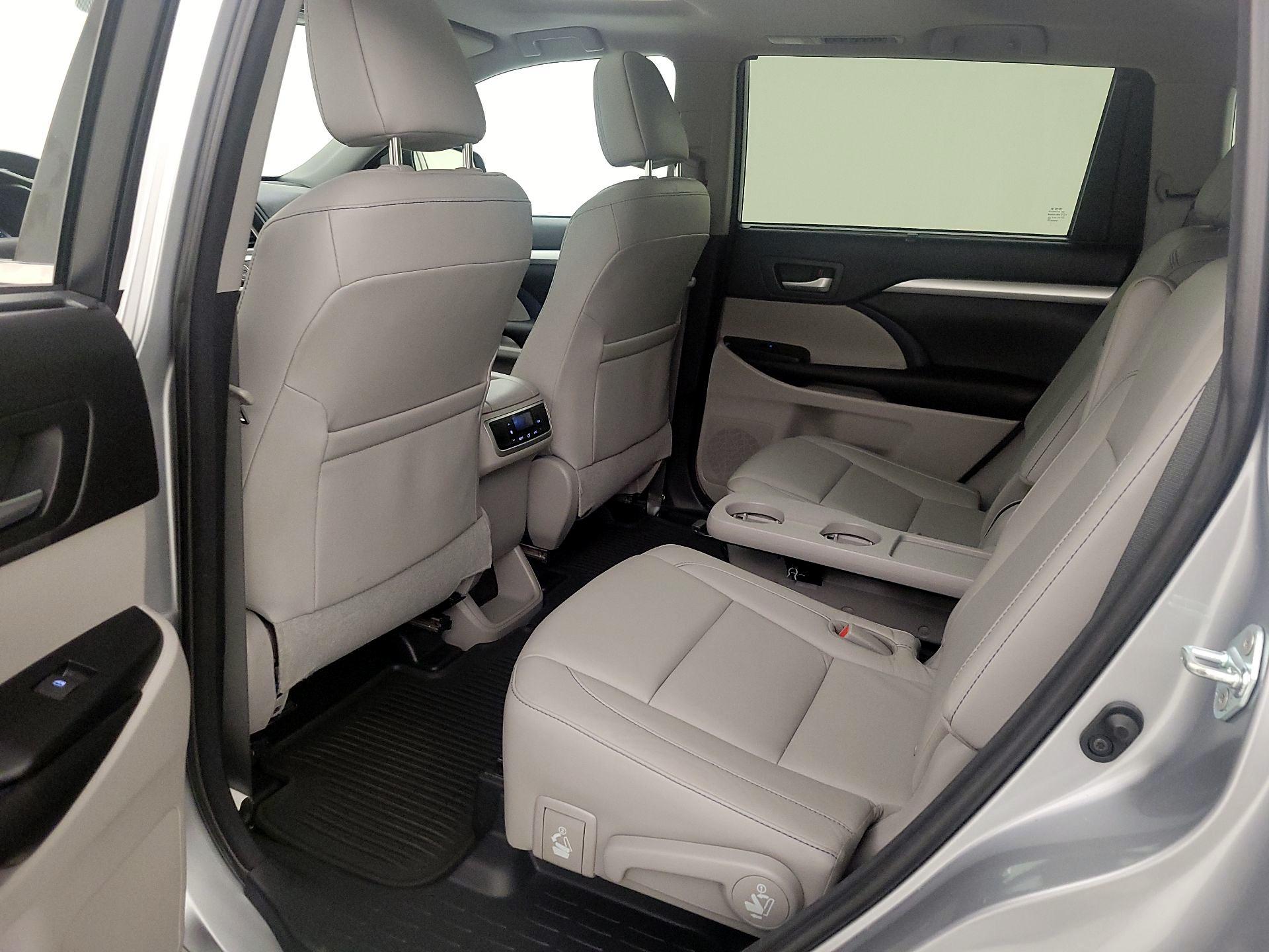 Thumbnail: 2016 Toyota Highlander - 20