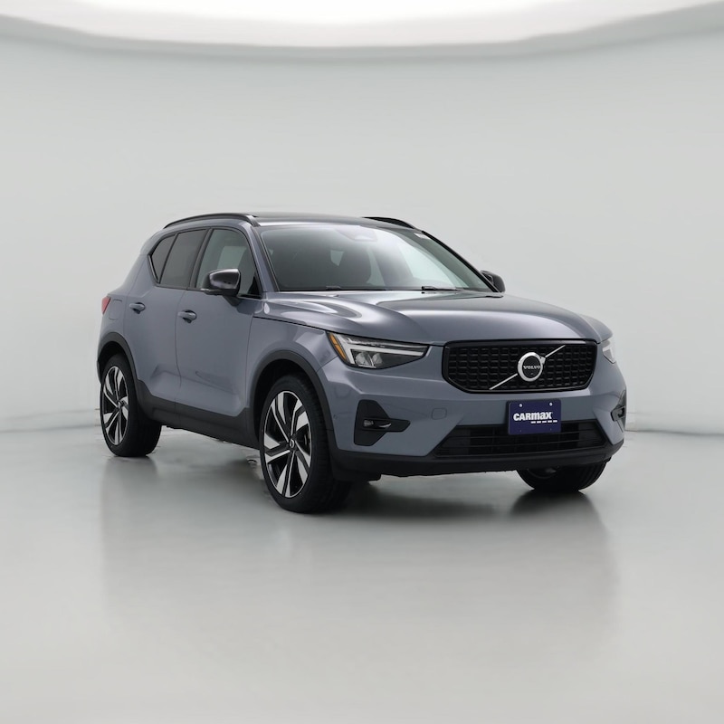2023 Volvo XC40 B5 Plus Dark Theme