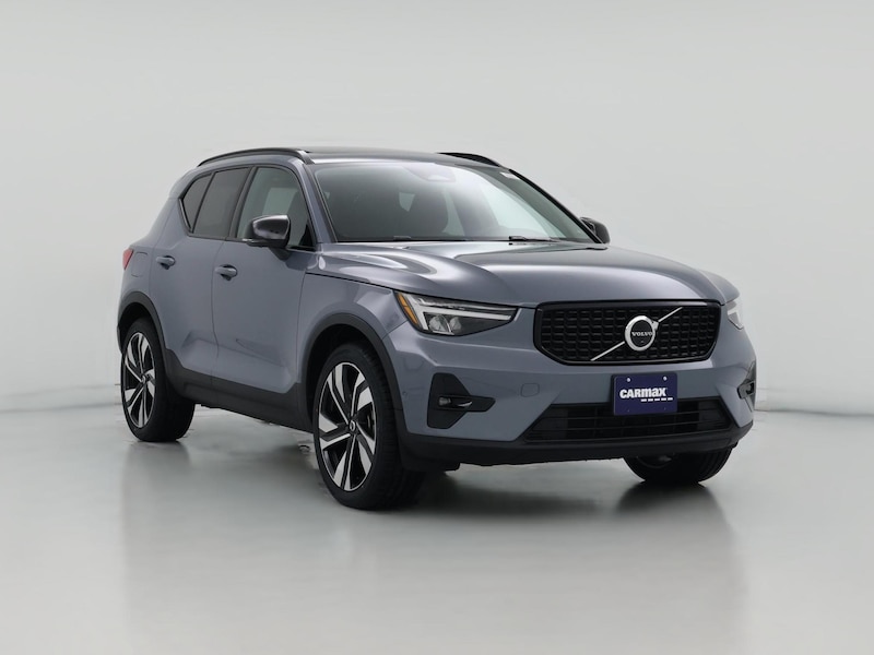 2023 Volvo XC40 B5 Plus Dark Theme