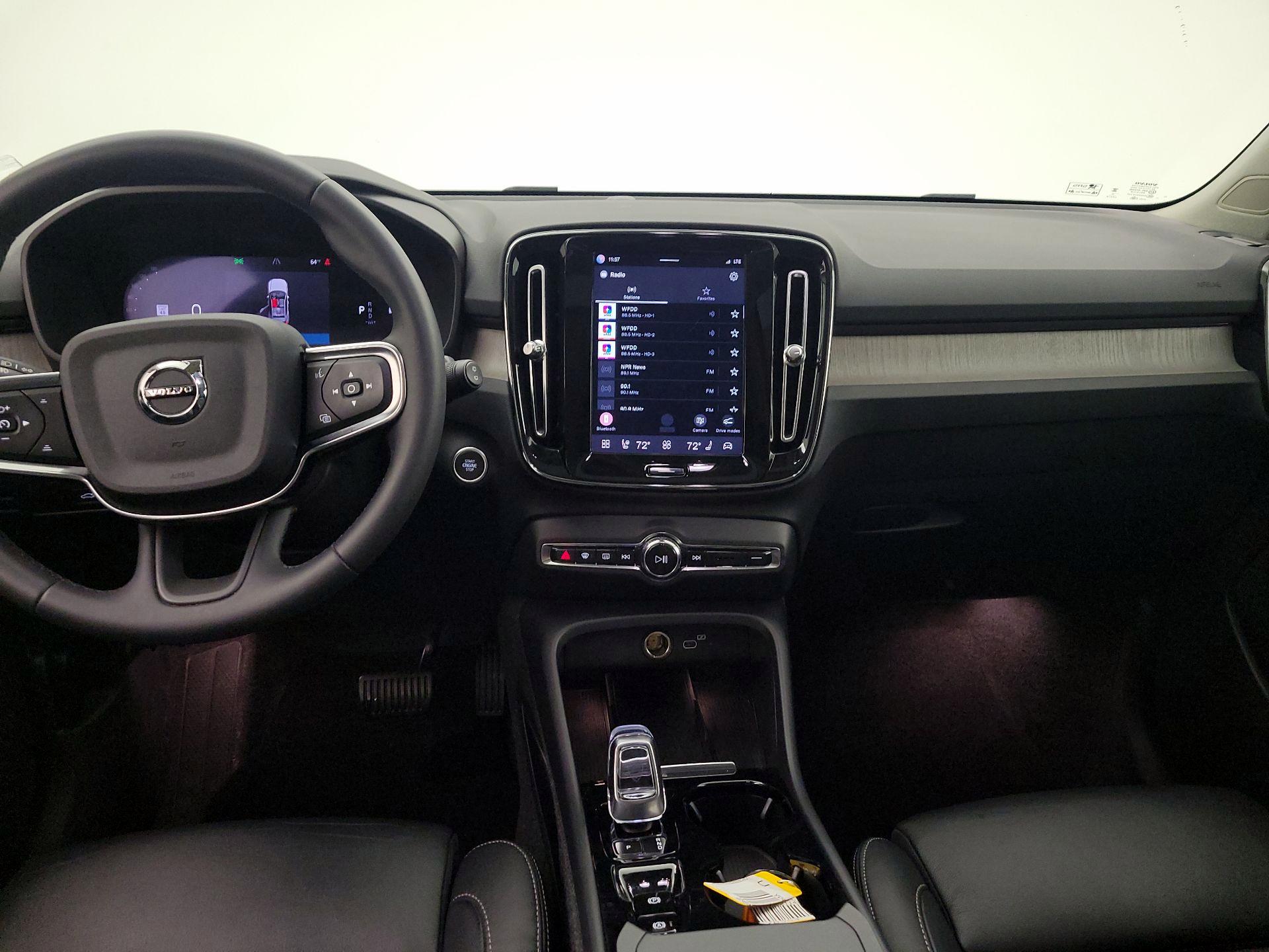 Thumbnail: 2023 Volvo XC40 - 9
