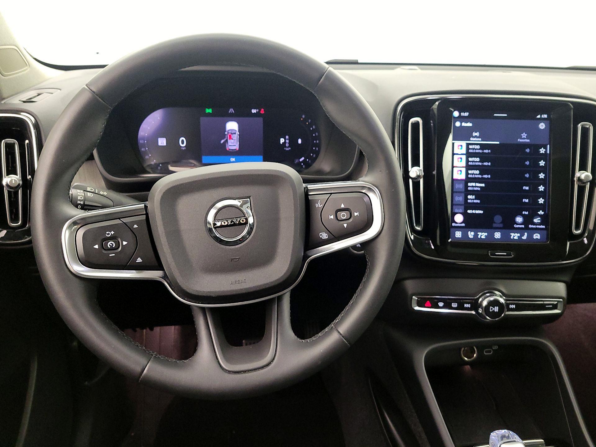 Thumbnail: 2023 Volvo XC40 - 10