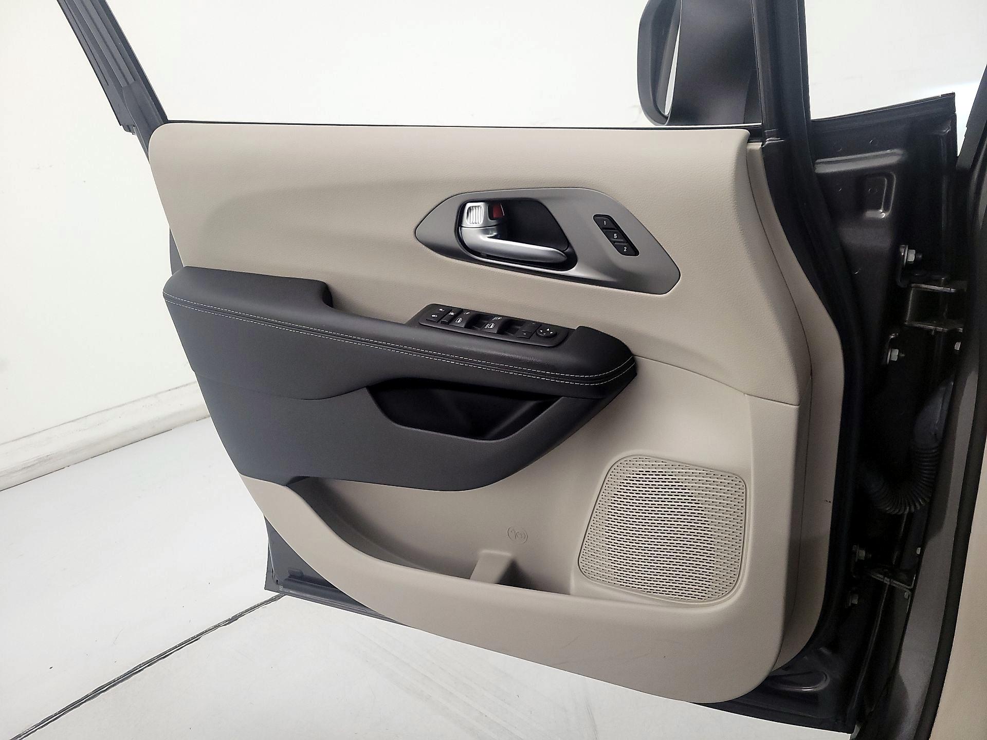 Thumbnail: 2023 Chrysler Pacifica - 12