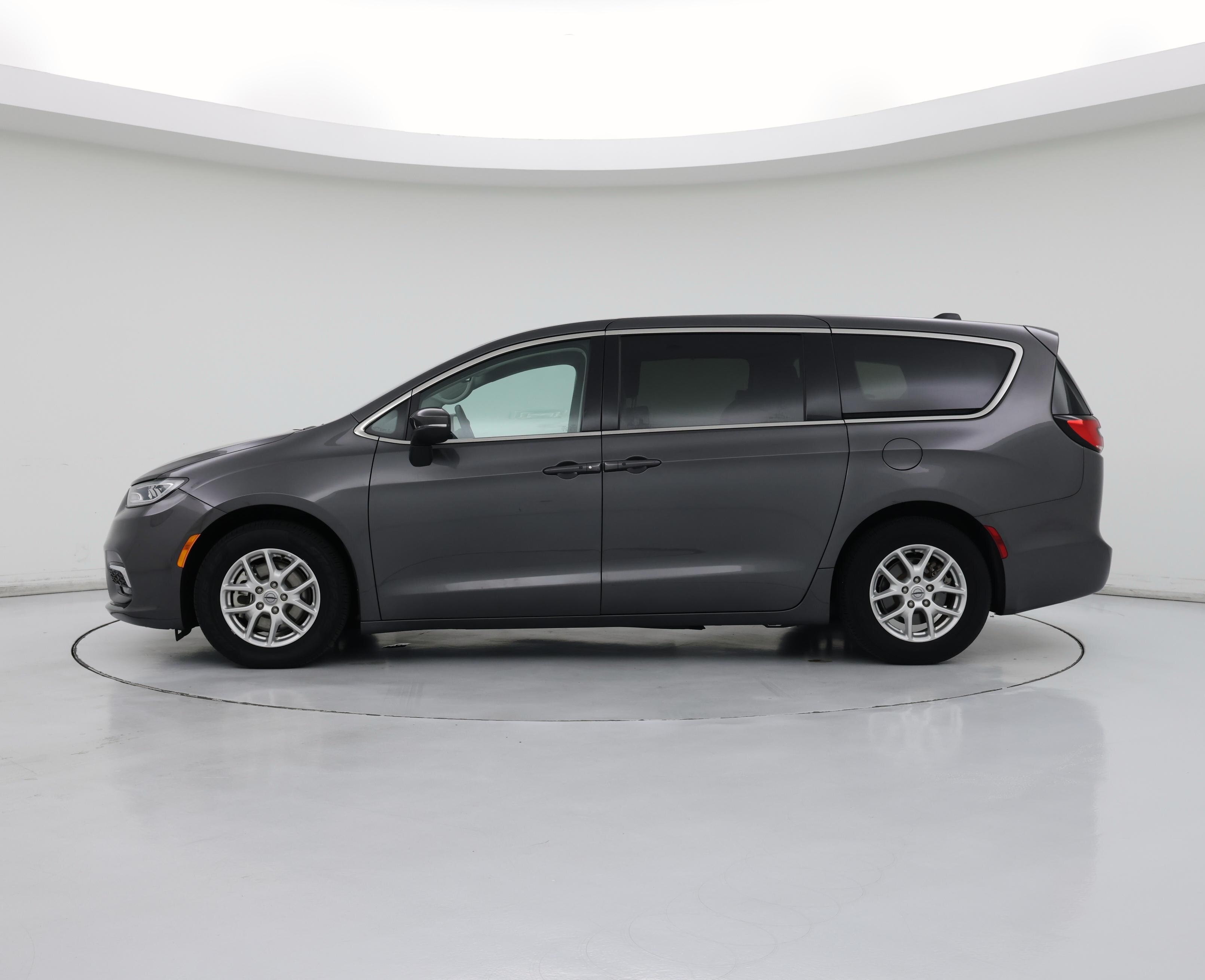 Thumbnail: 2023 Chrysler Pacifica - 3