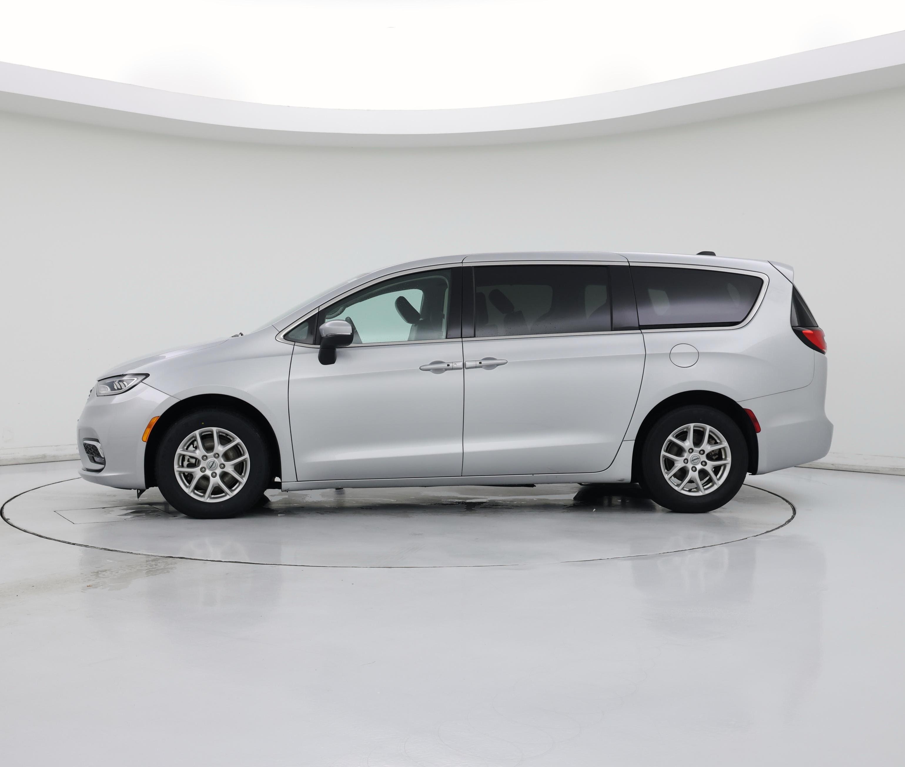 Thumbnail: 2023 Chrysler Pacifica - 3