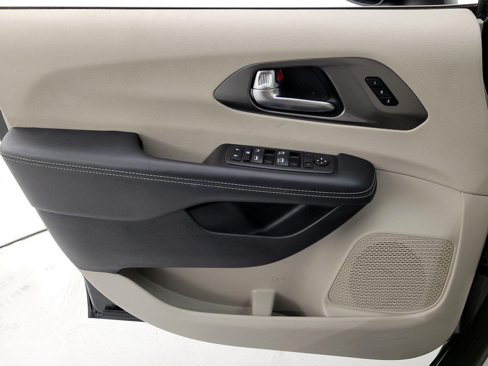 Thumbnail: 2023 Chrysler Pacifica - 12