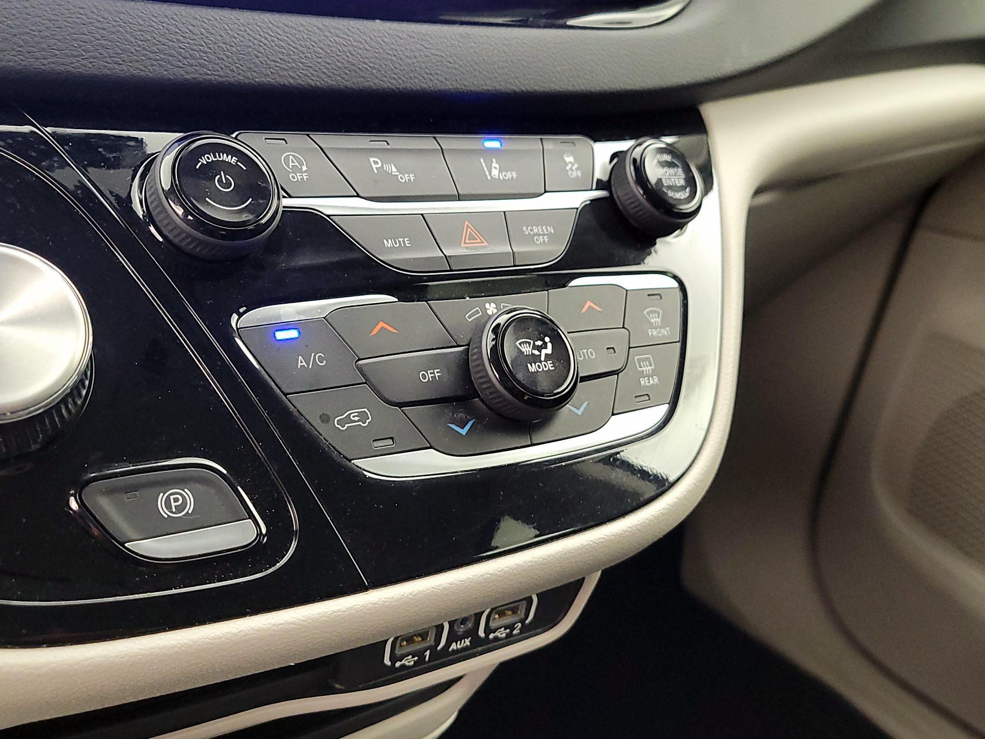 Thumbnail: 2023 Chrysler Pacifica - 16