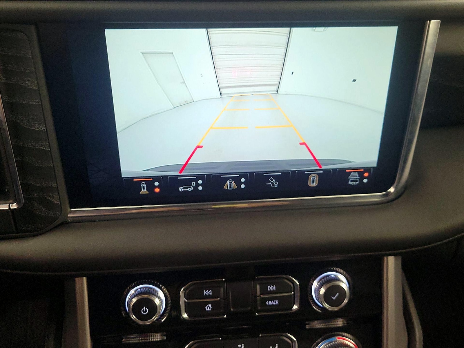 2024 GMC Yukon Denali - Photo 16