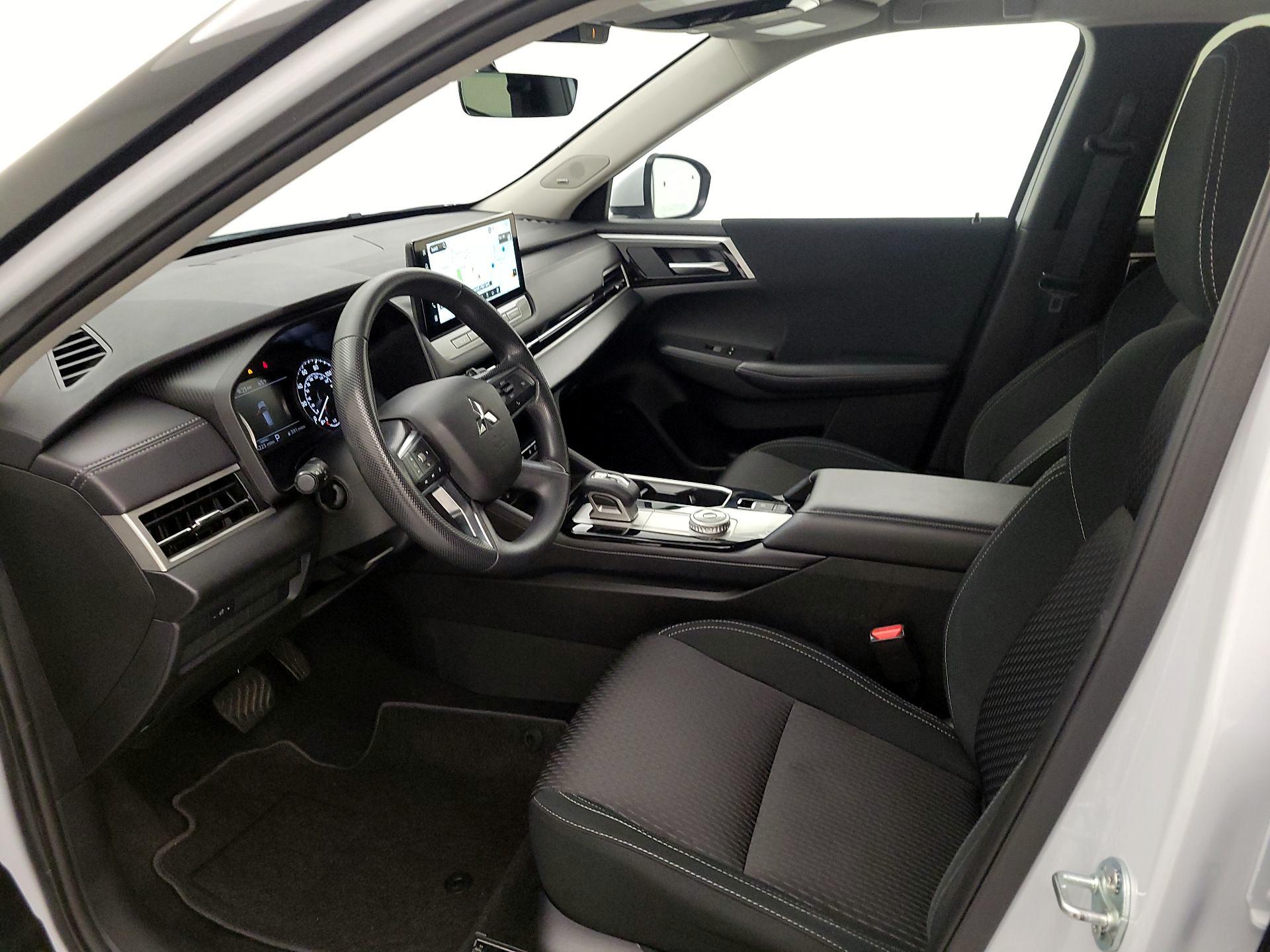 Thumbnail: 2025 Mitsubishi Outlander - 11