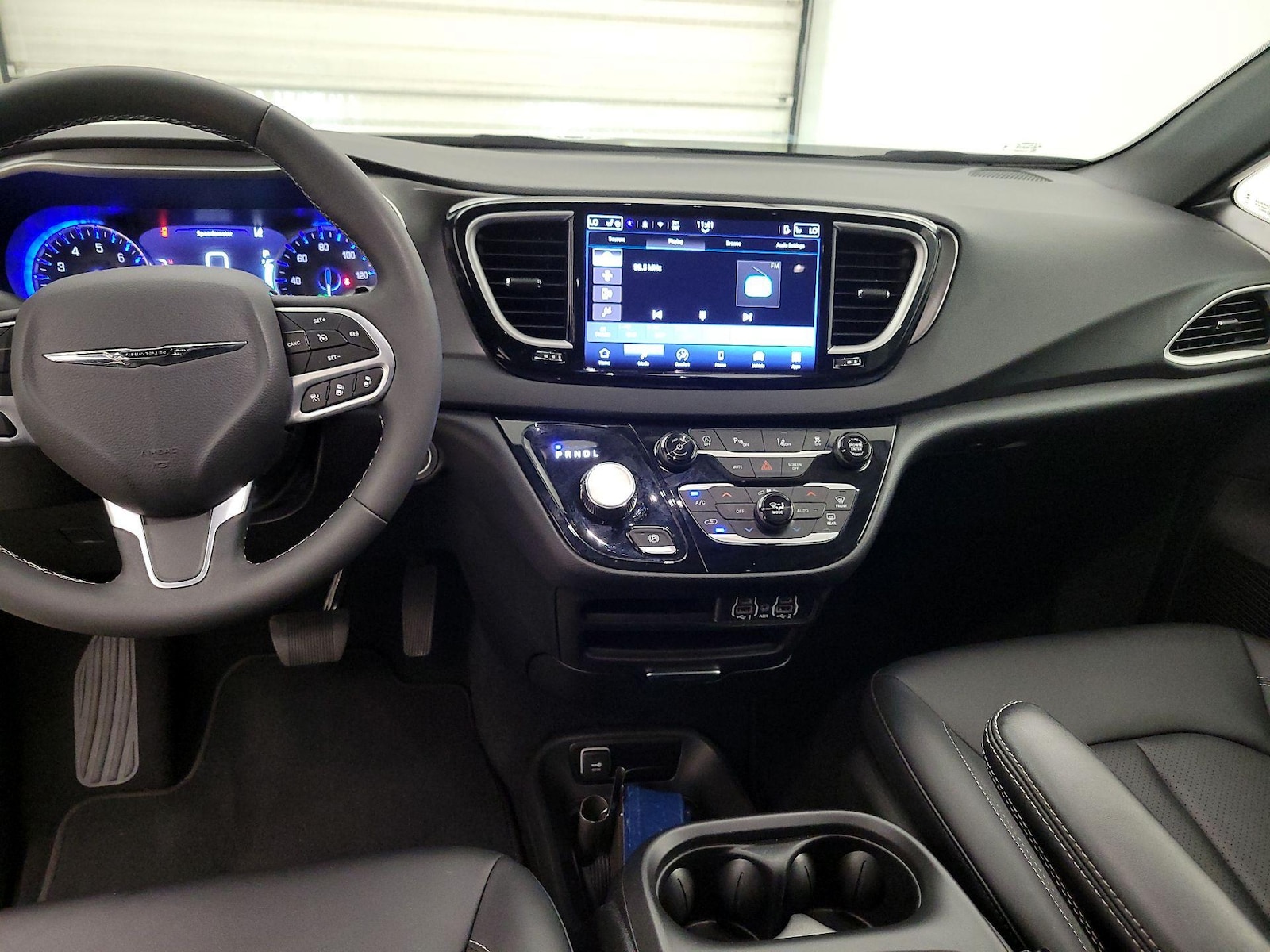 2025 Chrysler Pacifica Select - Photo 10