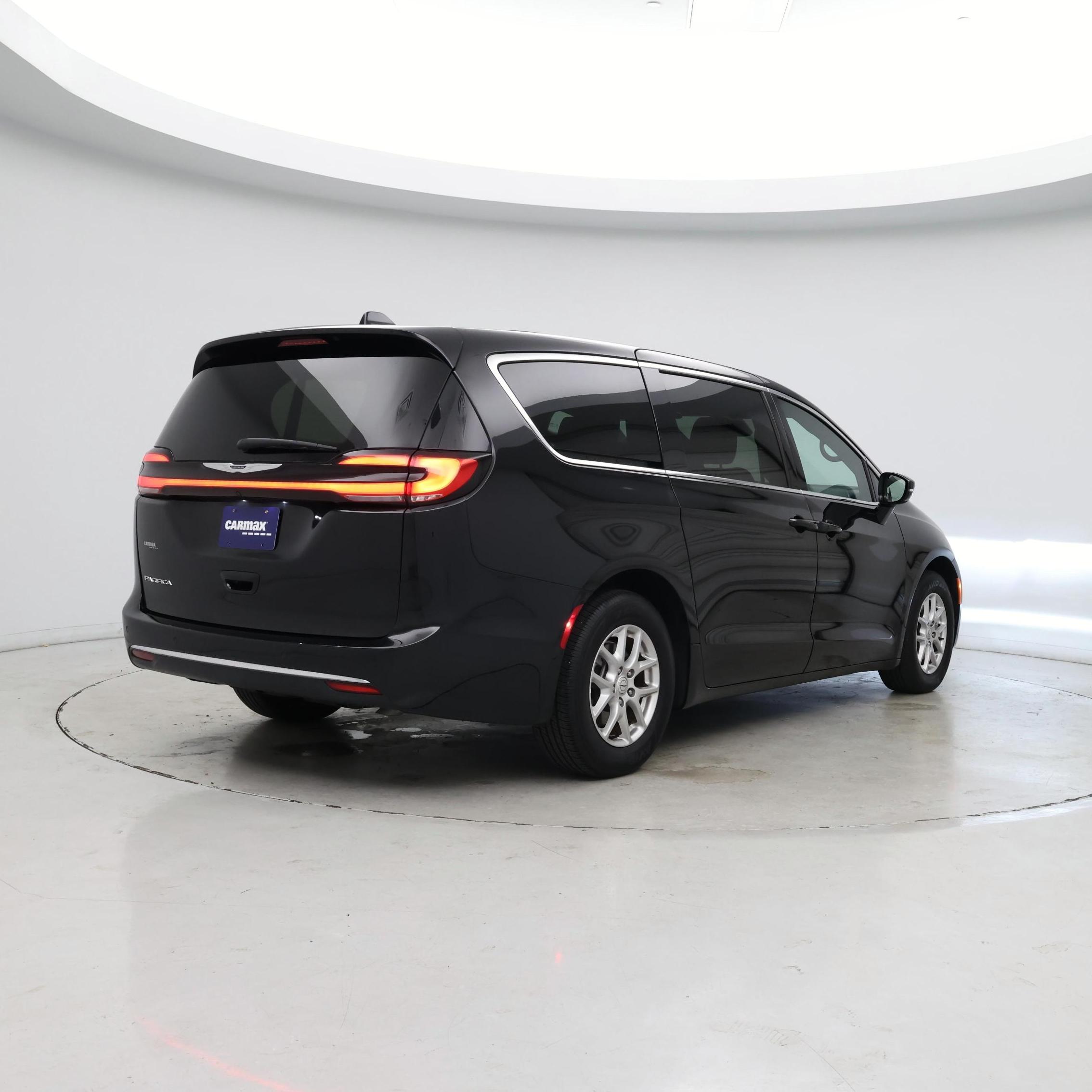 Thumbnail: 2025 Chrysler Pacifica - 8