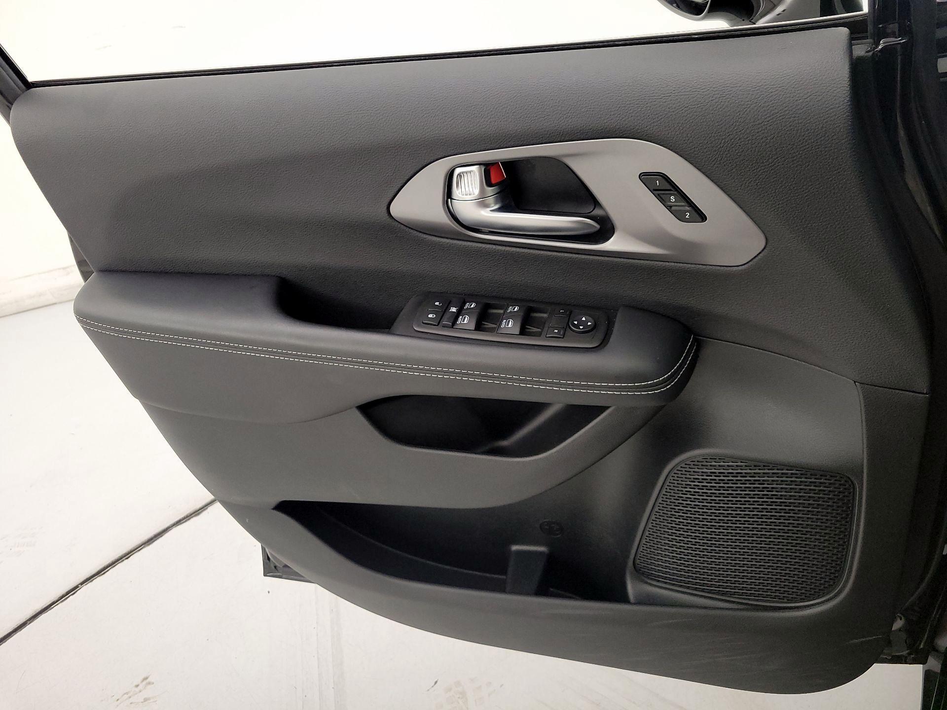 Thumbnail: 2025 Chrysler Pacifica - 12
