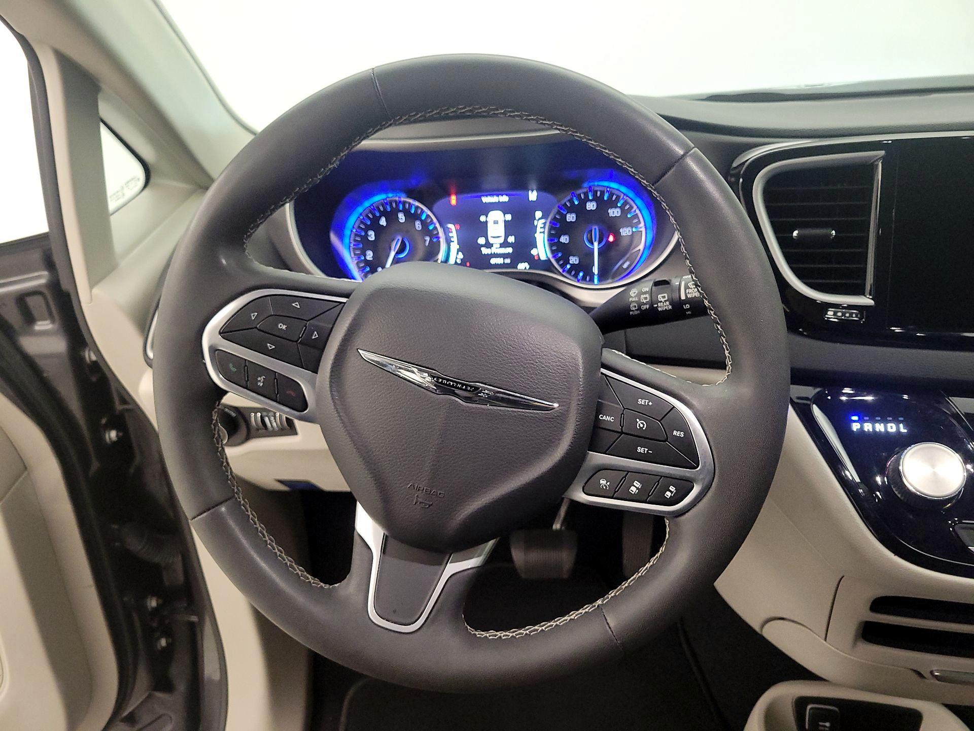 Thumbnail: 2023 Chrysler Pacifica - 10