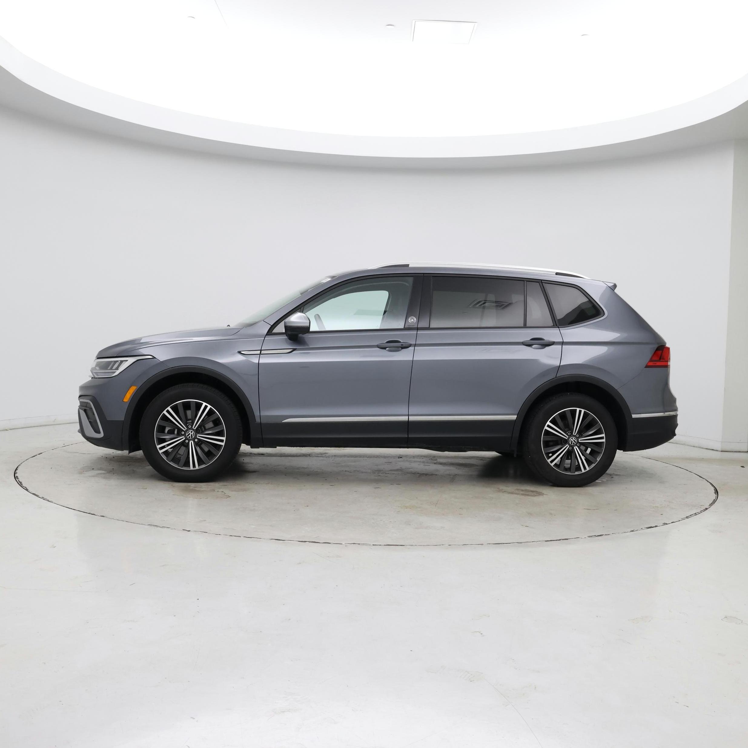 Thumbnail: 2024 Volkswagen Tiguan - 3