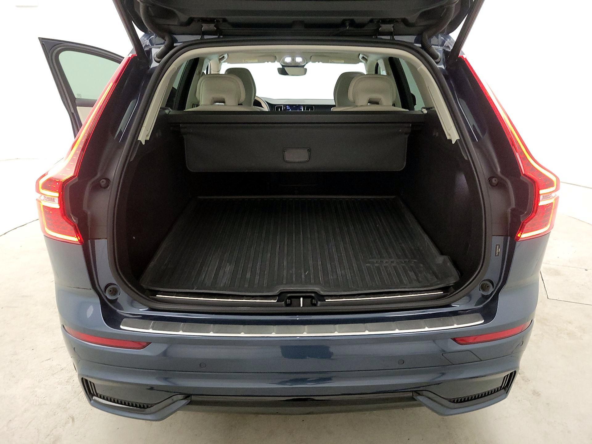 Thumbnail: 2023 Volvo XC60 - 19